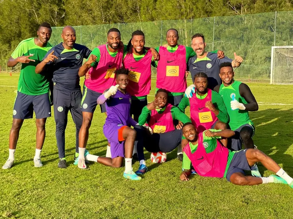 Em 2021/22, Acácio (o 1º mais atrás à direita), aceitou o convite de José Peseiro para ser seu adjunto na seleção da Nigéria