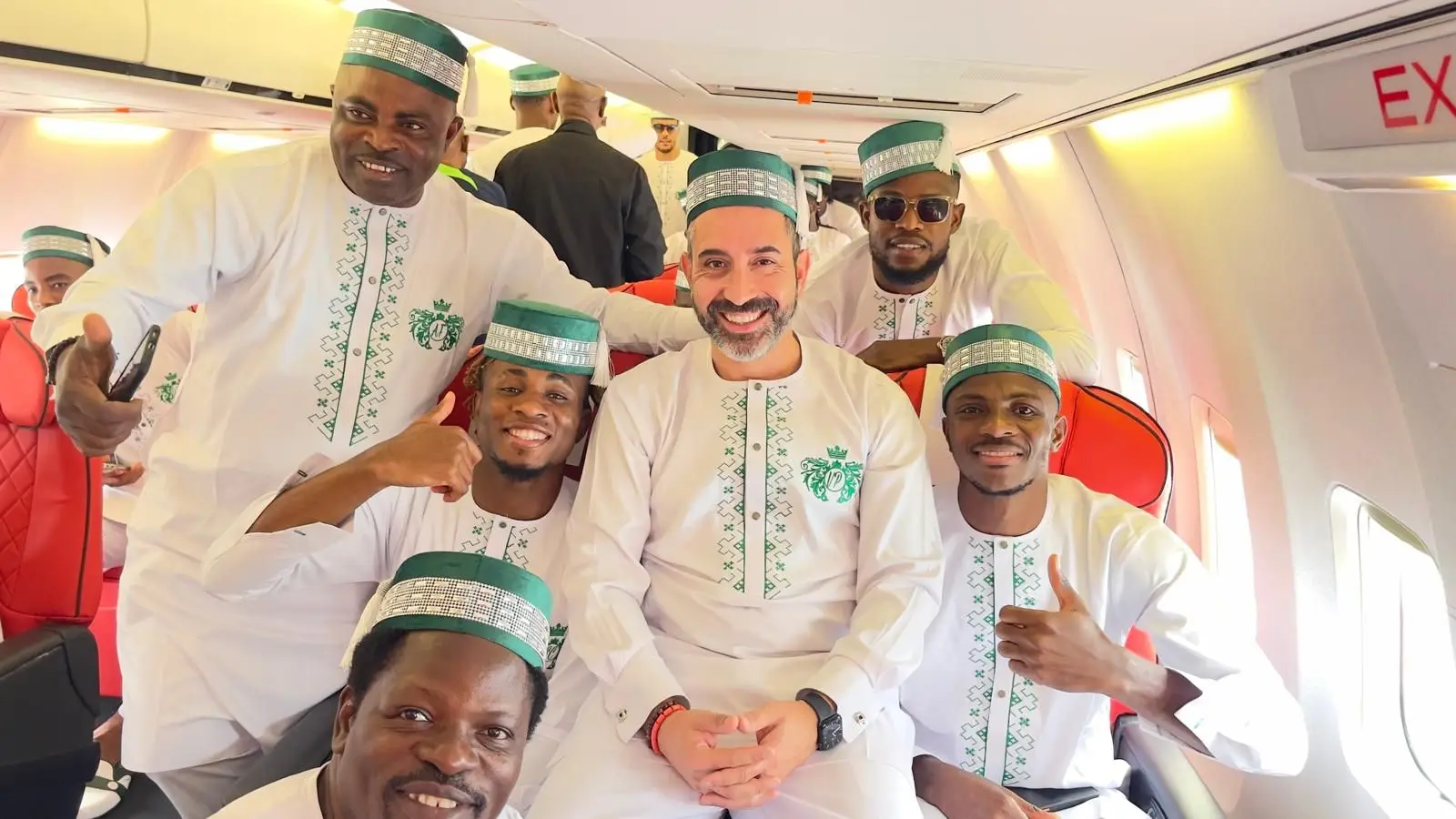 O treinador-adjunto (ao centro) com alguns elementos da equipa da seleção da Nigéria, vestidos a preceito