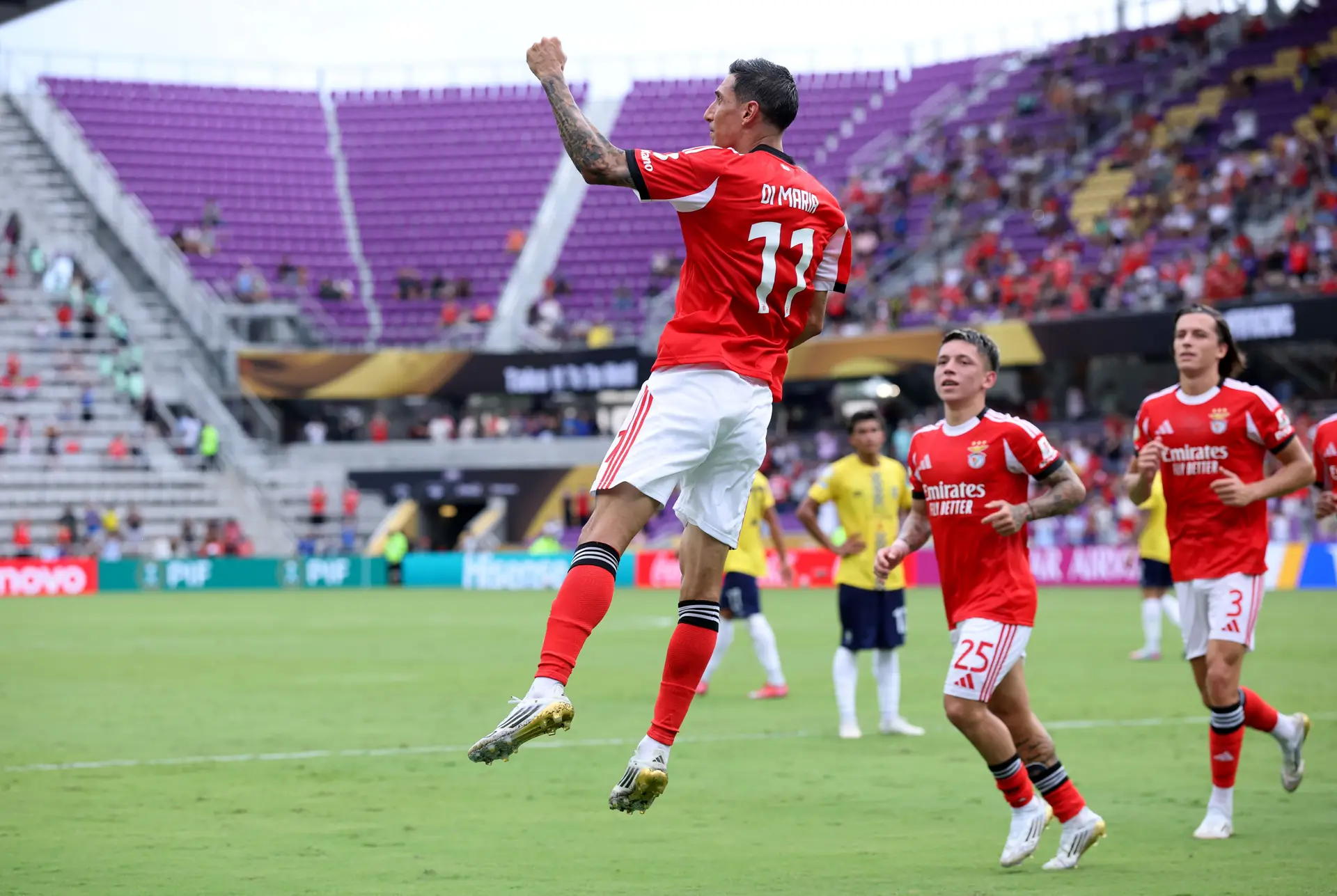 Benfica começou amorfo, mas uma tempestade abriu caminho a uma goleada no Mundial de Clubes contra o Auckland City