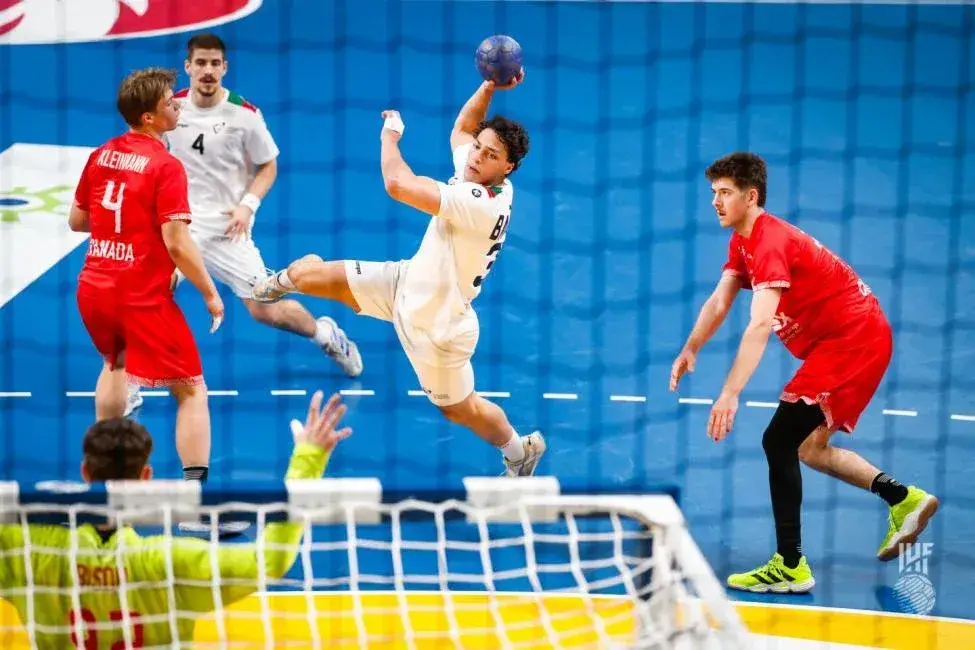 Com a maior goleada do Mundial, a seleção sub-21 de andebol está à beira de seguir para a main round