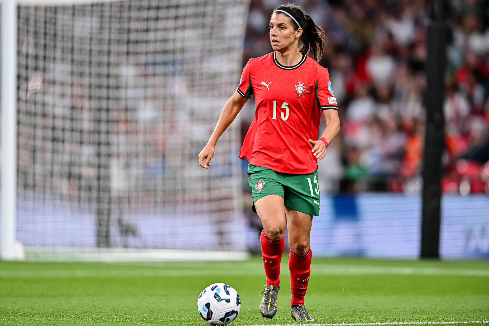 É Carole, a defesa central que marca penáltis, deixa a garantia para o Europeu feminino: “Temos de dar tudo e é isso que vamos fazer”