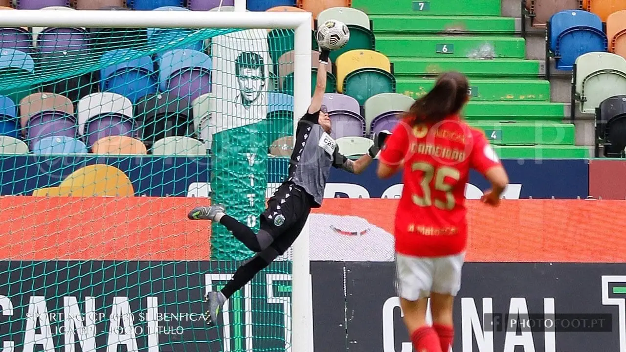 Inês a defeder a baliza do Sporting, clube que representou de 2016 a 2021