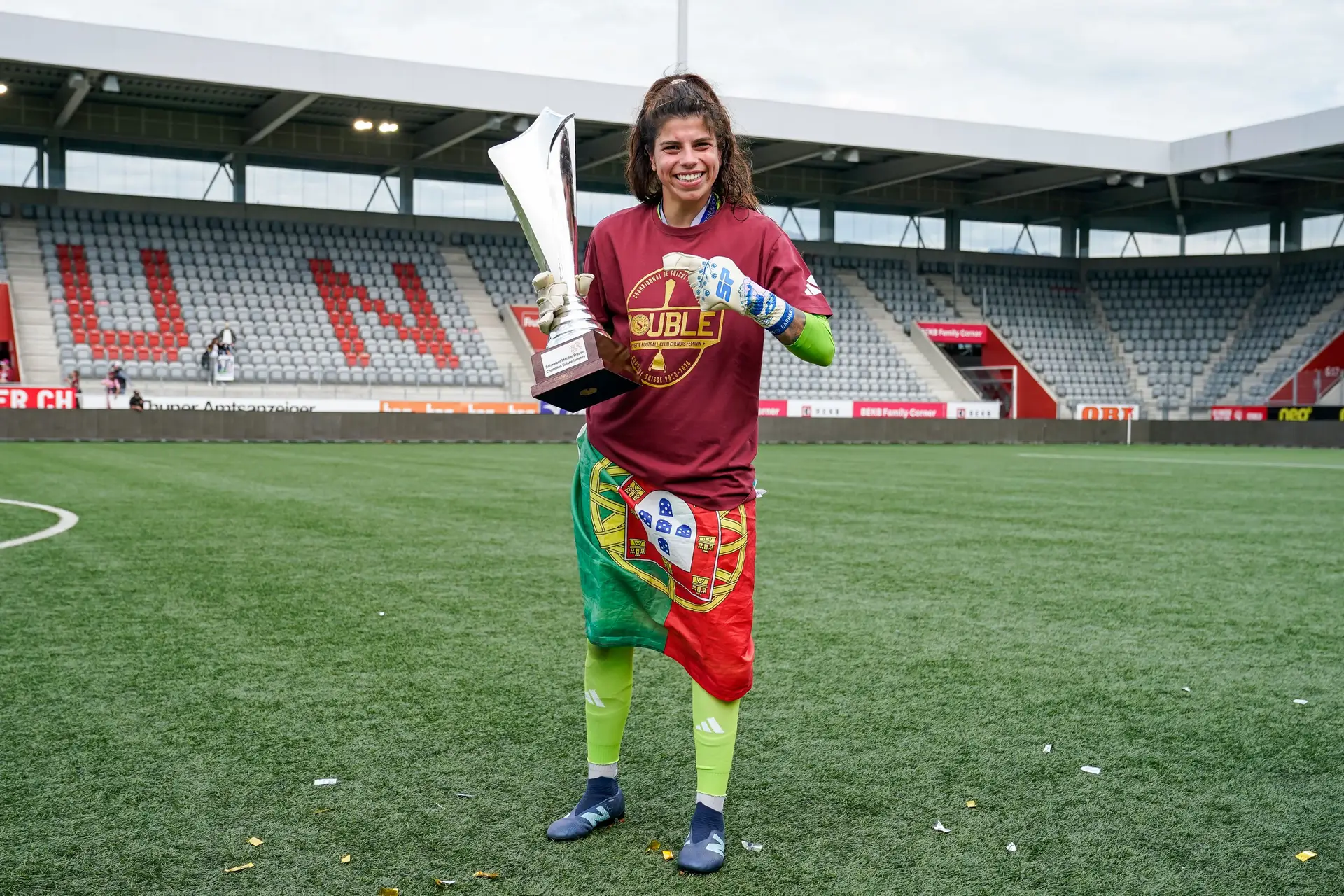 Inês com a taça de campeã a Suíça, pelo Servette, conquistada em 2023/24