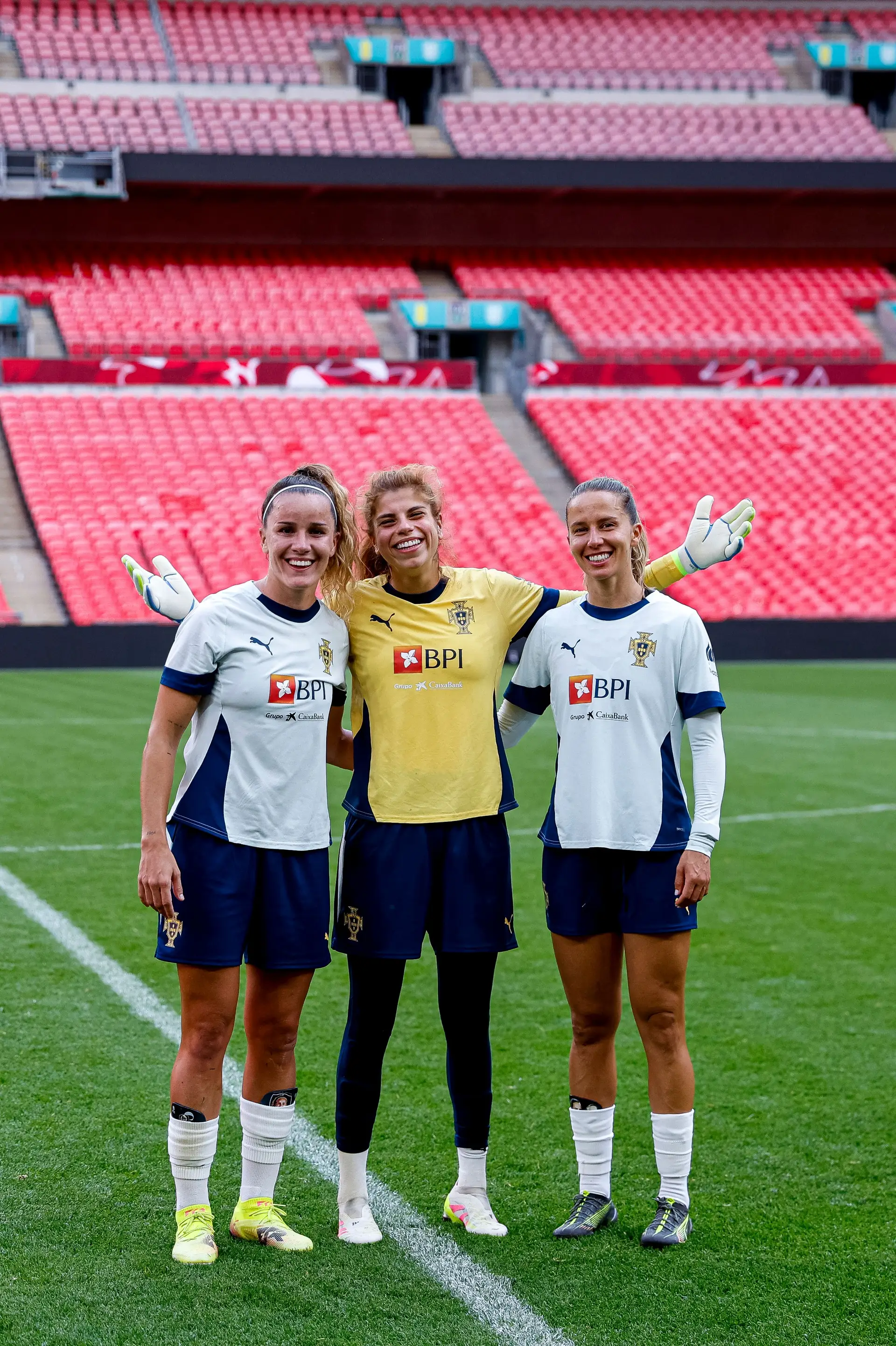 A guarda-redes (no meio) com as melhores amigas da seleção, Capeta e Tatiana