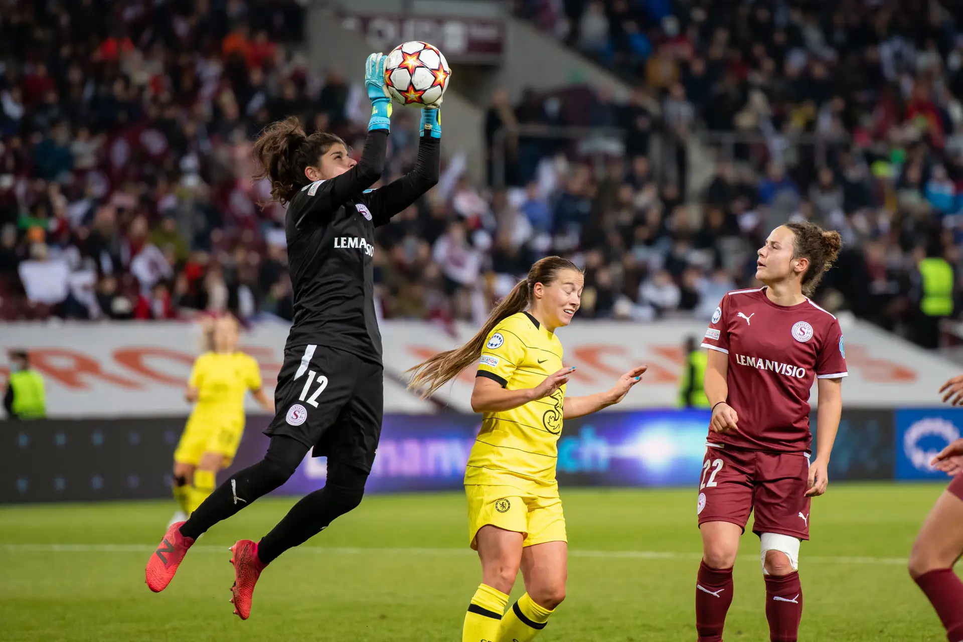 A guarda-redes portuguesa a fazer uma defesa pelo Servette