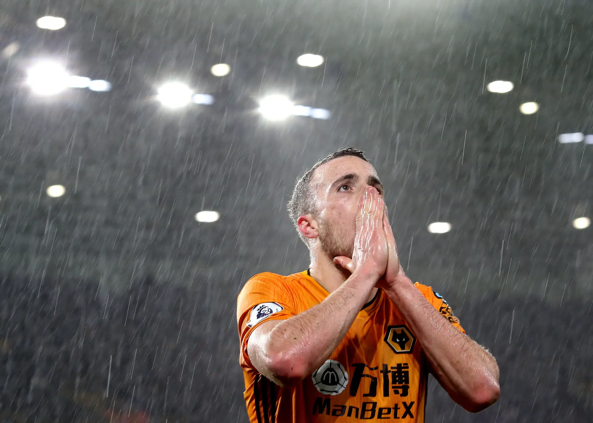 Diogo Jota, dos Wolves, reage após desperdiçar uma oportunidade durante o jogo da Premier League entre o Wolverhampton Wanderers e o Tottenham Hotspur, no Molineux, a 15 de dezembro de 2019, no Reino Unido.