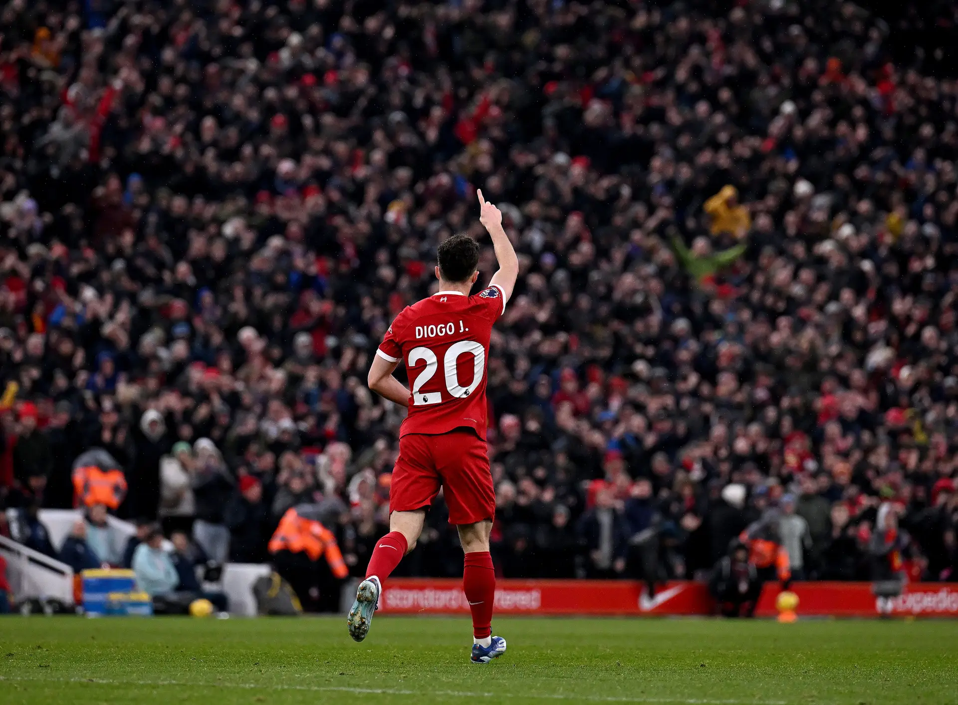 Diogo Jota, do Liverpool, celebra após marcar o terceiro golo, colocando o resultado em 3-0, durante o jogo da Premier League entre o Liverpool FC e o Brentford FC, no Anfield, a 12 de novembro de 2023, em Liverpool, Inglaterra.