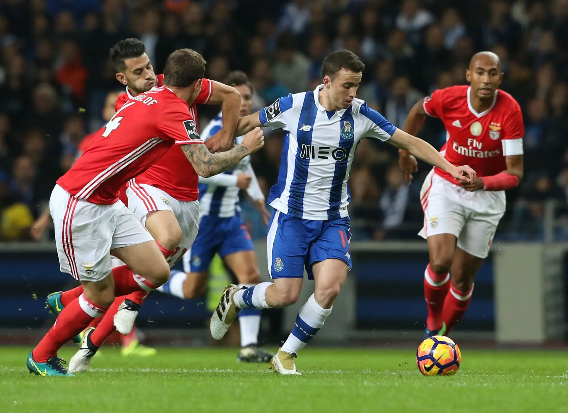 O avançado do FC Porto, Diogo Jota, e o médio do SL Benfica, Pizzi, em ação durante o jogo da Primeira Liga entre o FC Porto e o SL Benfica, no Estádio do Dragão, a 6 de novembro de 2016, no Porto, Portugal.