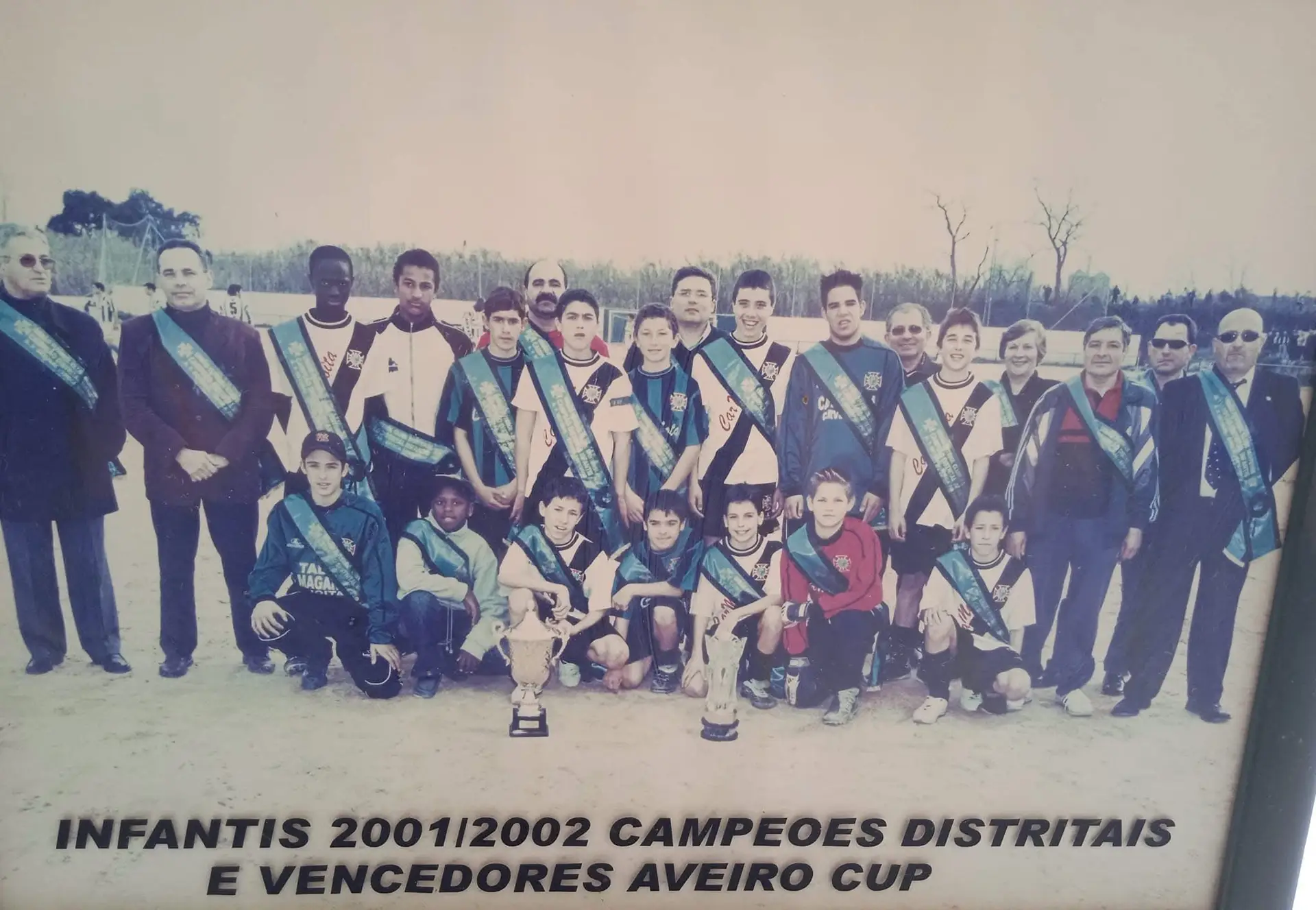 André (de pé, no centro com camisola listada) iniciou o percurso futebolístico no Moitense