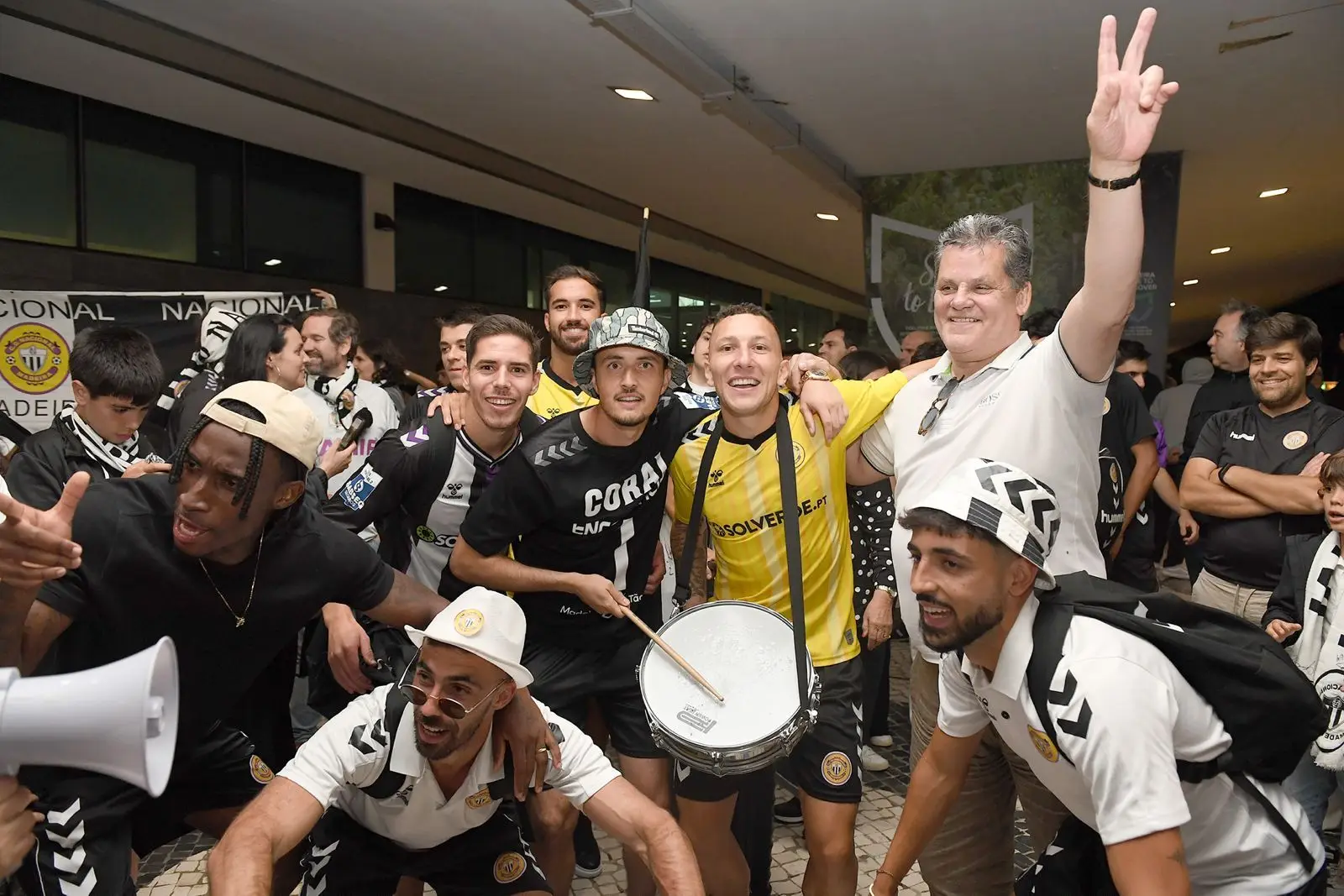 André (de camisola amarela)a chegada ao aeroporto da Madeira, onde a equipa do Nacional foi recebida em festa pela subida à I Liga