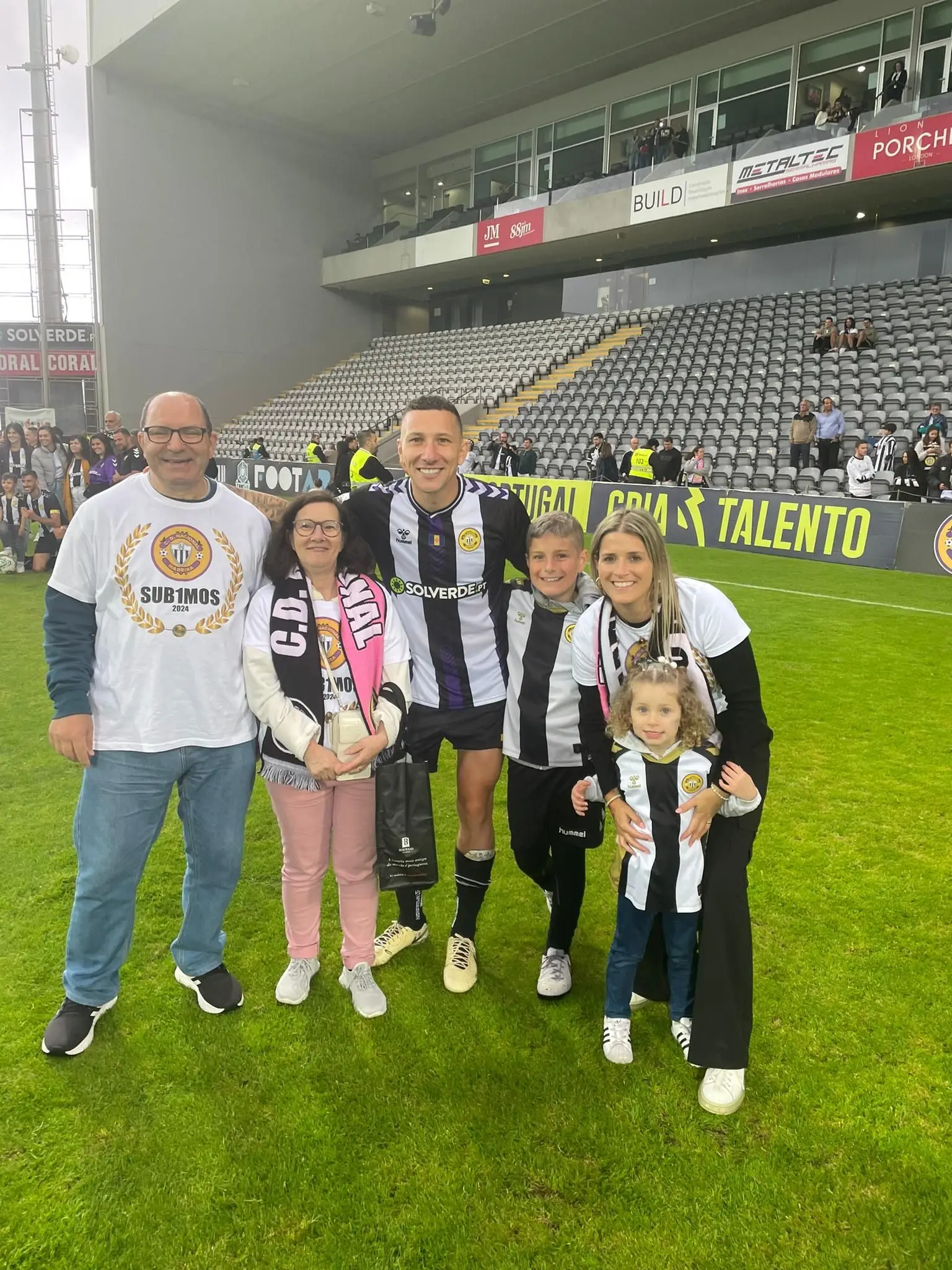 André Sousa com os pais, a mulher e os filhos no estádio do Nacional