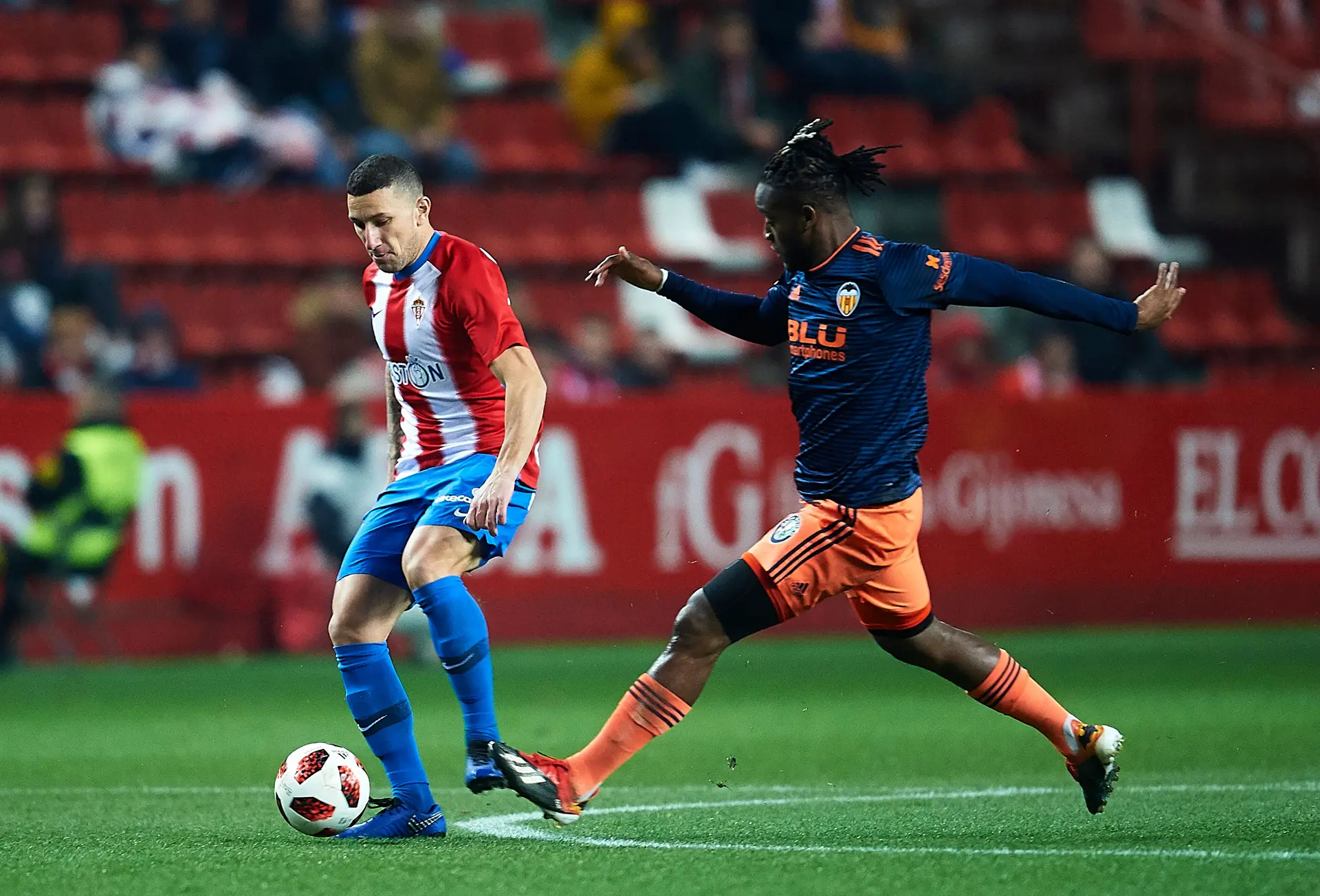 André (à esquerda) num jogo pelo Sporting de Gijón