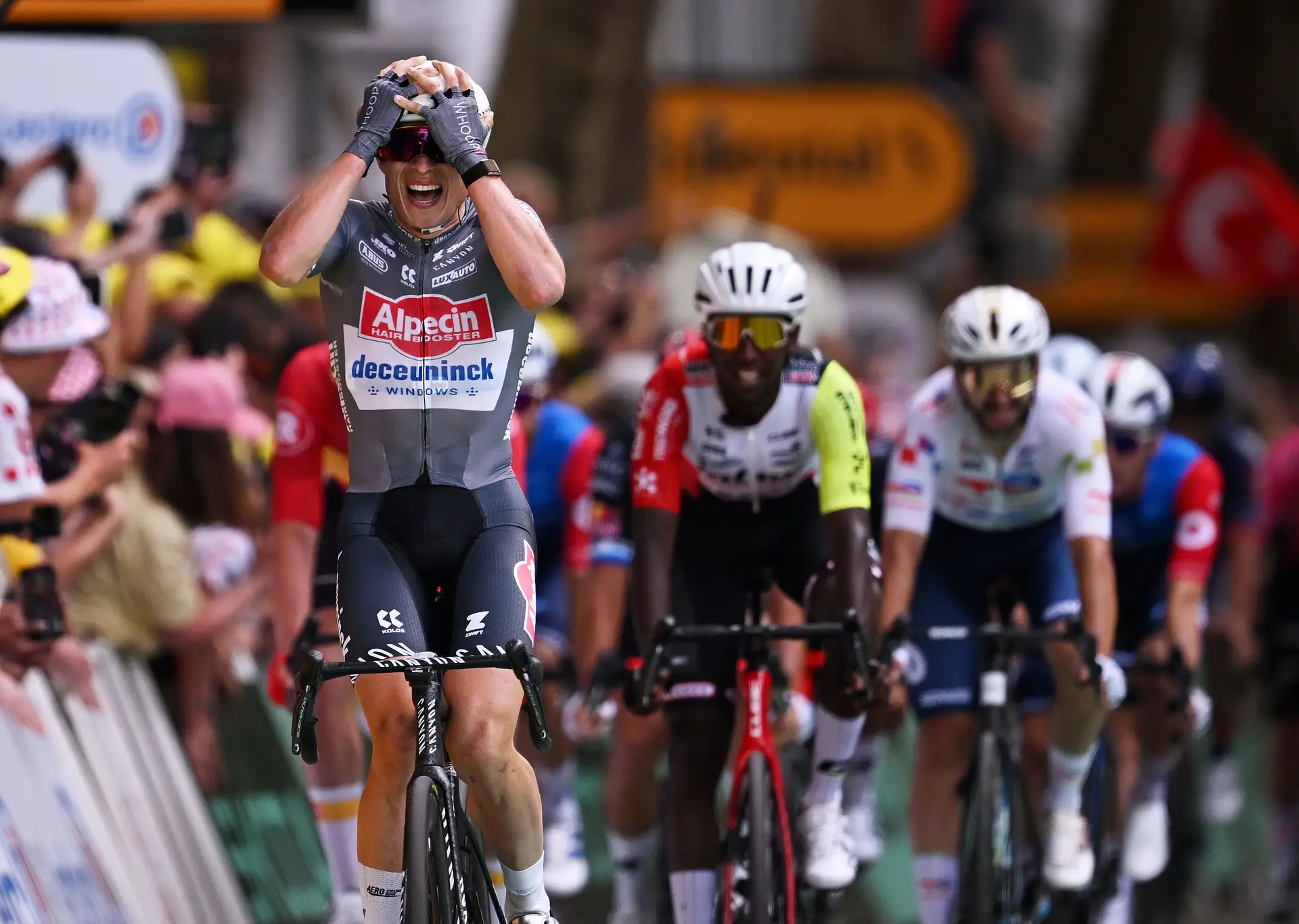 Philipsen ganhou a primeira etapa do Tour que fez João Almeida perder tempo para os favoritos