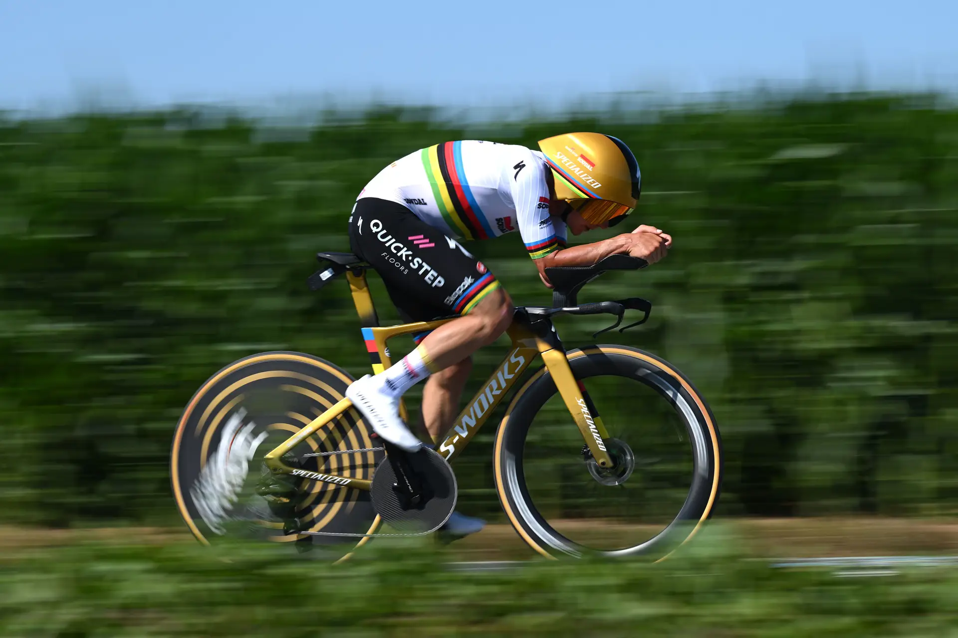 Evenepoel, com o arco-íris do campeão do mundo de contra-relógio na camisola e o dourado do ouro olímpico no capacete