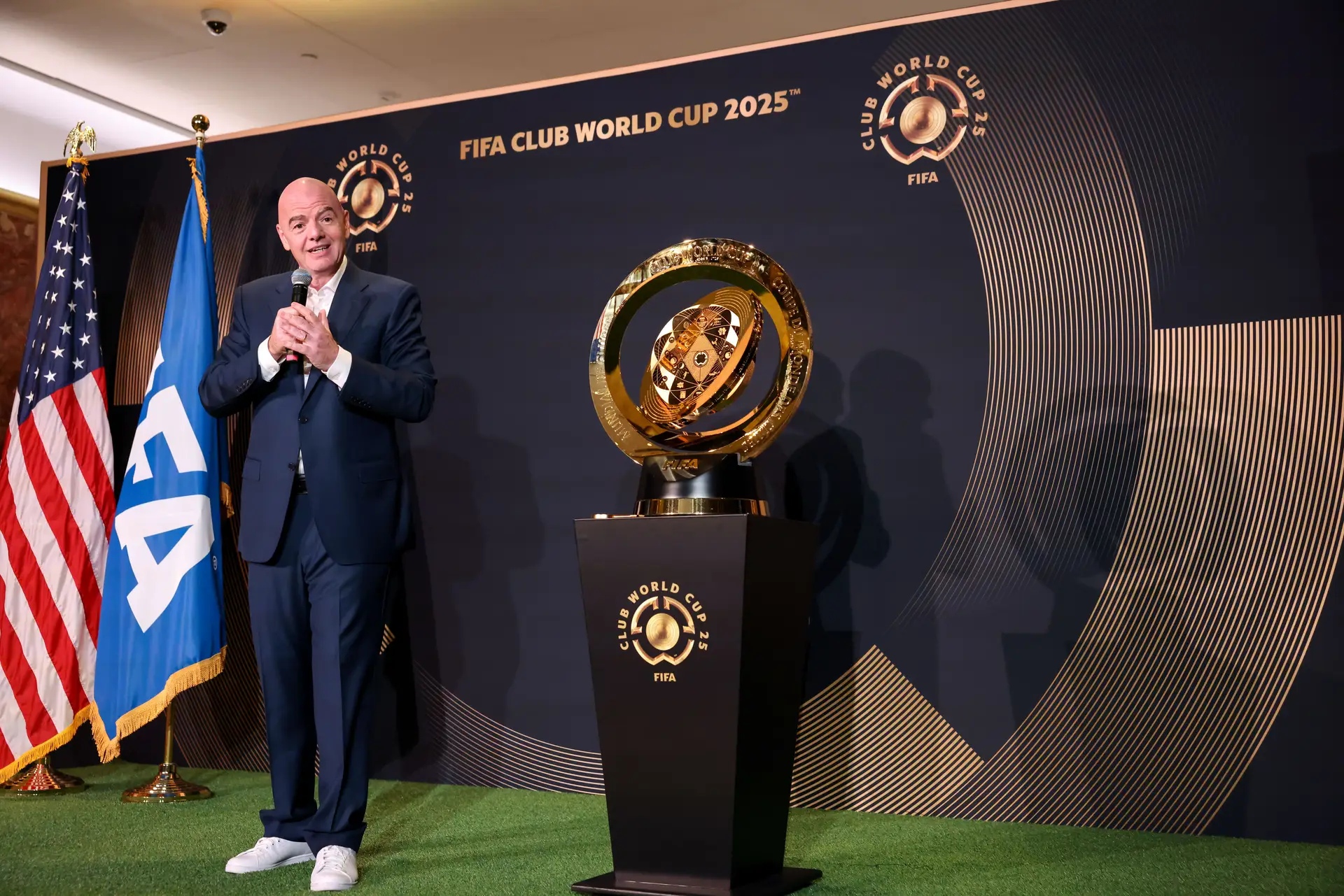 Infantino ao lado do seu muito apreciado troféu do Mundial de Clubes