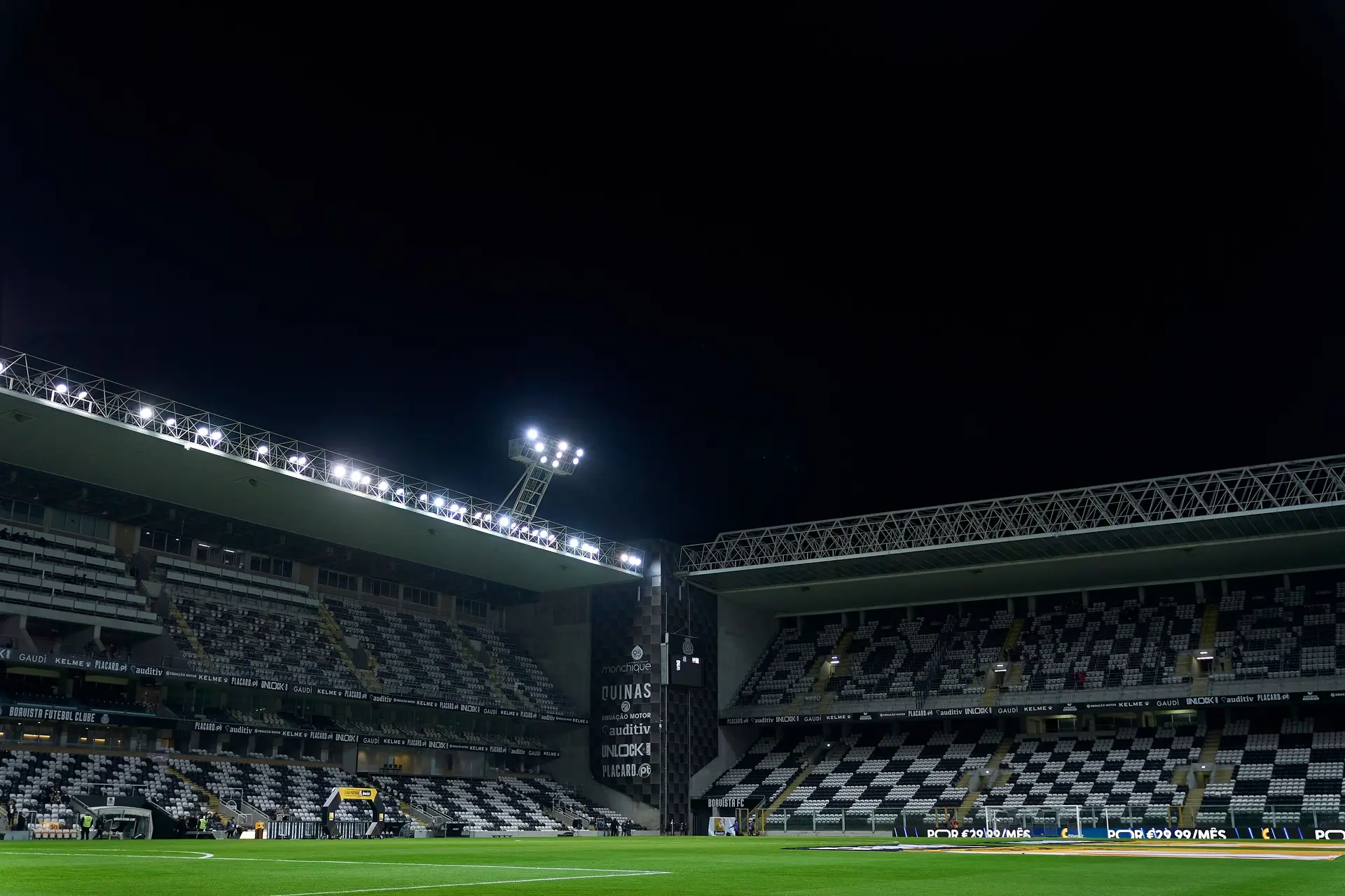 Entre dívidas, execuções e ações judiciais, o insolvente Boavista começou a pré-época sem saber em que divisão jogará