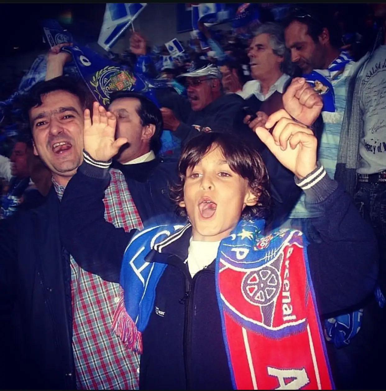 Rui com o pai à sua direita, a festejar uma vitória do FC Porto