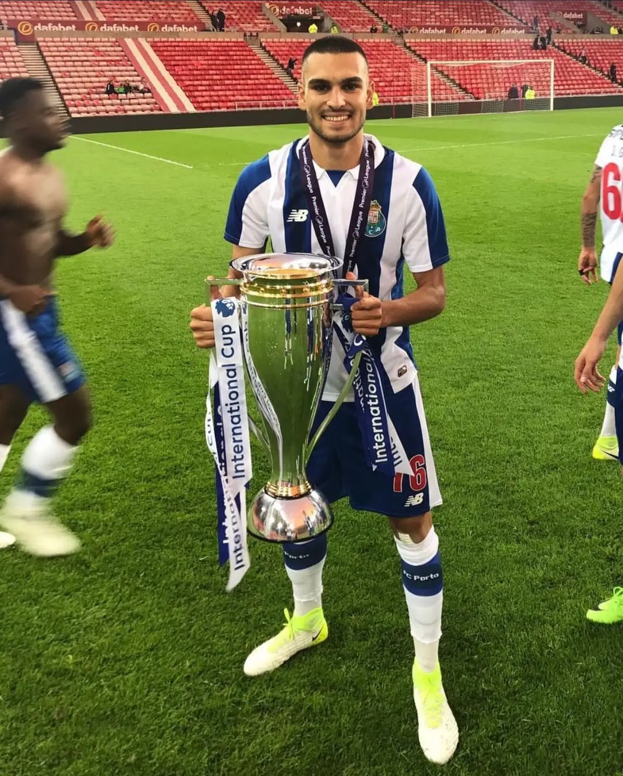 O médio uma das Premier League Internacional Cup, que venceu duas vezes com o FC Porto, em 2016/17 e 2017/18