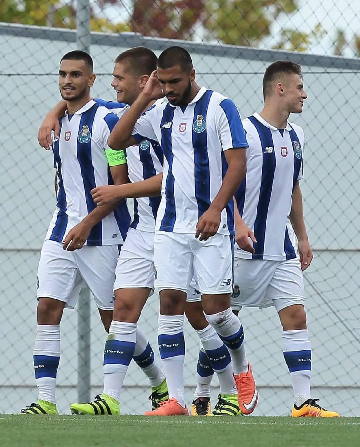 Rui Pires (à esquerda) com os colega do FC Porto, Diogo Queirós, Oleg e Xavi 