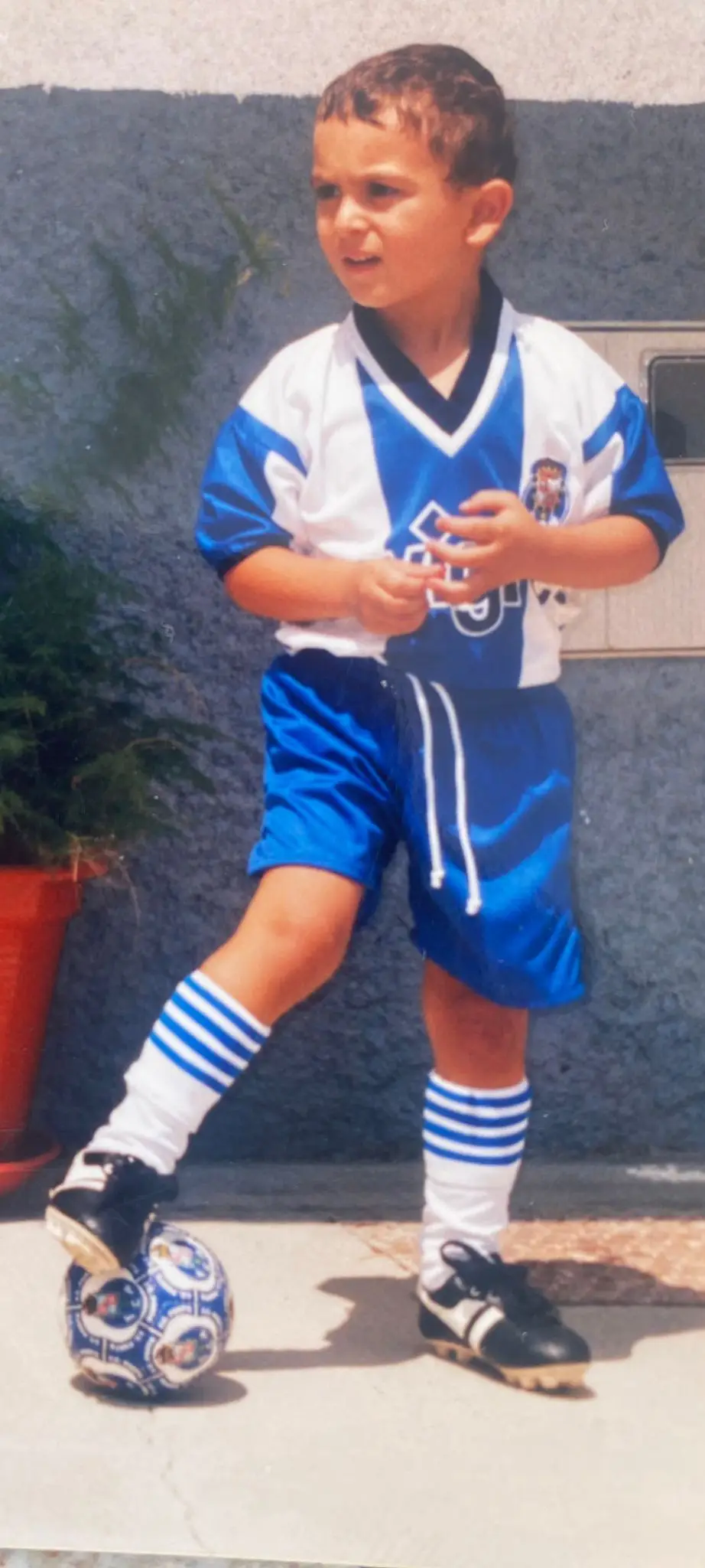 Rui Pires em criança, vestido com equipamento do FC Porto 