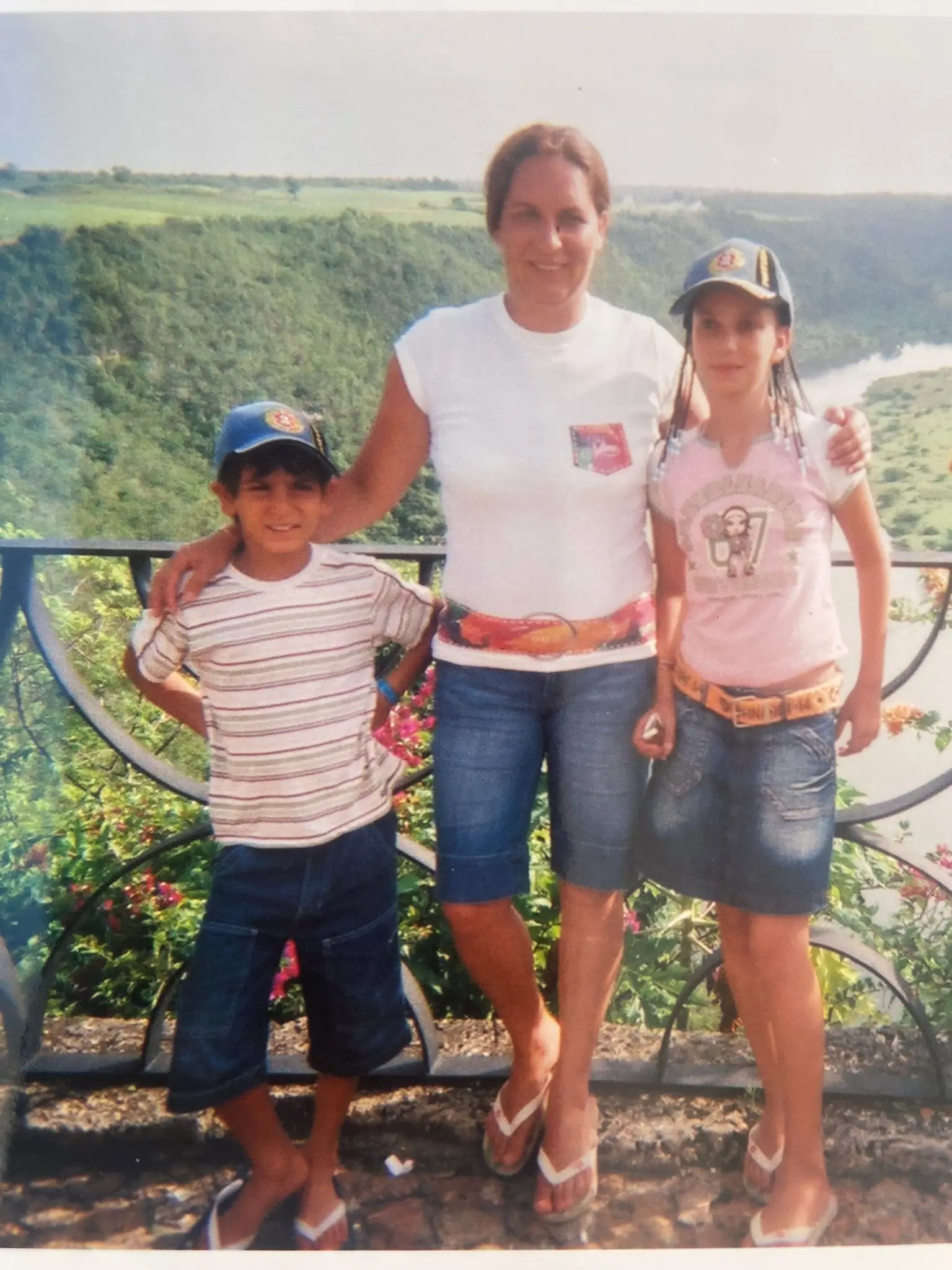 Rui com a mãe e a irmã