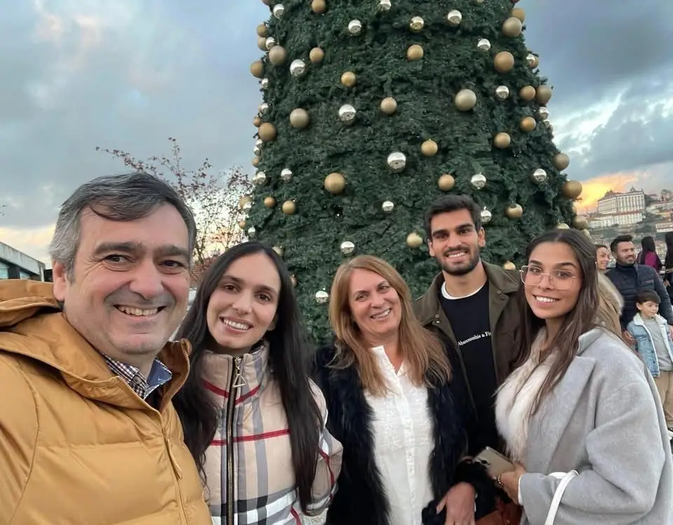 O médio com os pais, a irmã e a mulher