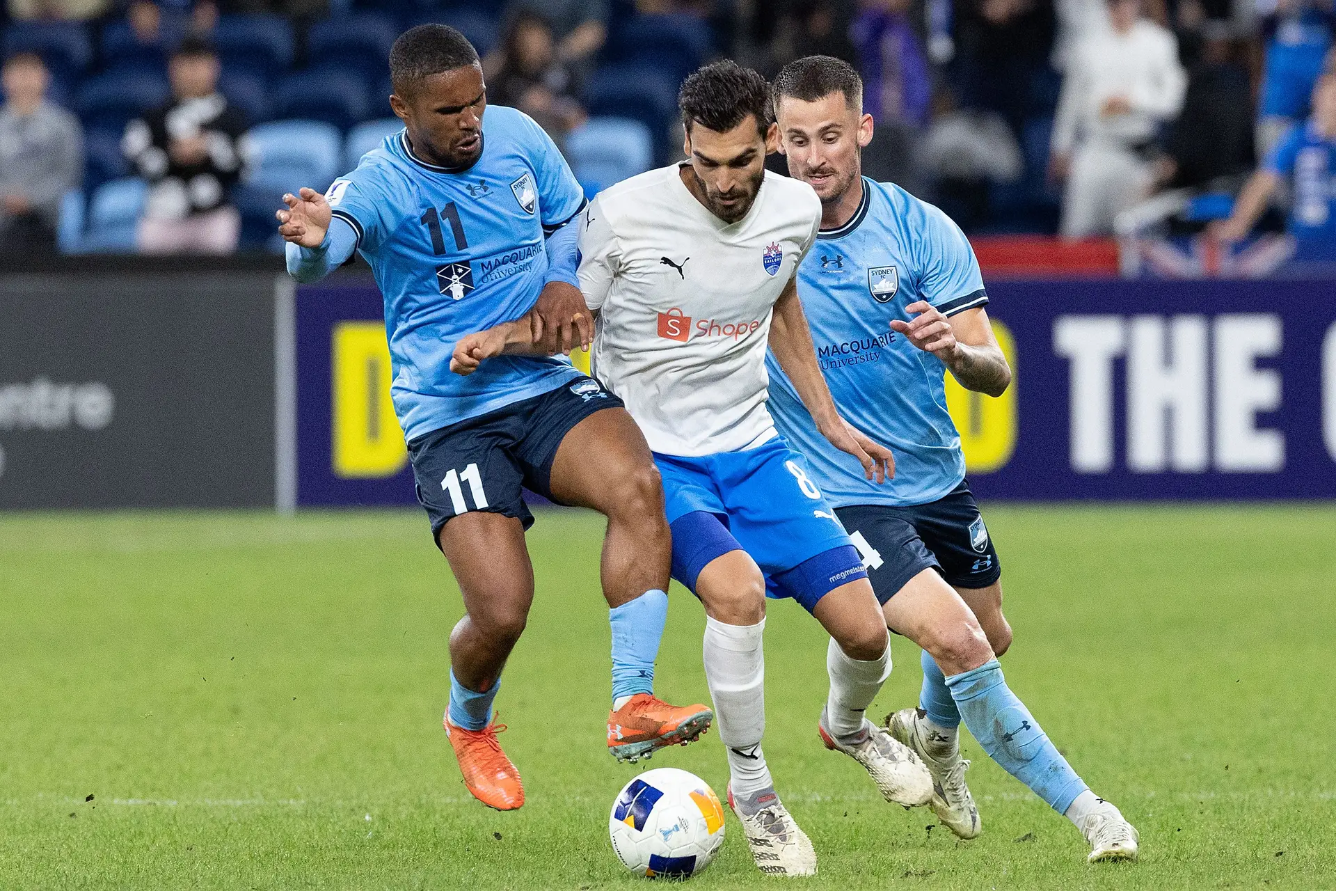 Rui Pires no meio de dois jogadores do Sidney, o clube com quem disputou a meia-final da AFC Champions League Two