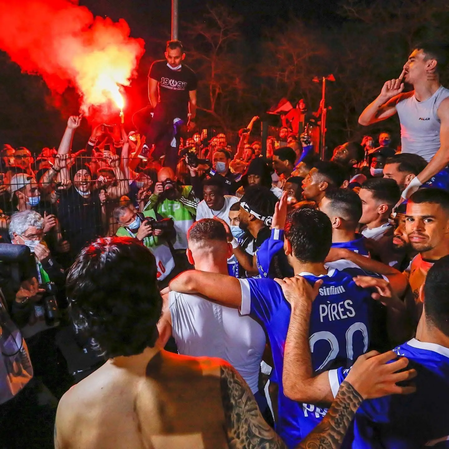 Rui Pires (de costas) a festejar com os adeptos do Troyes a subida à I Liga francesa 