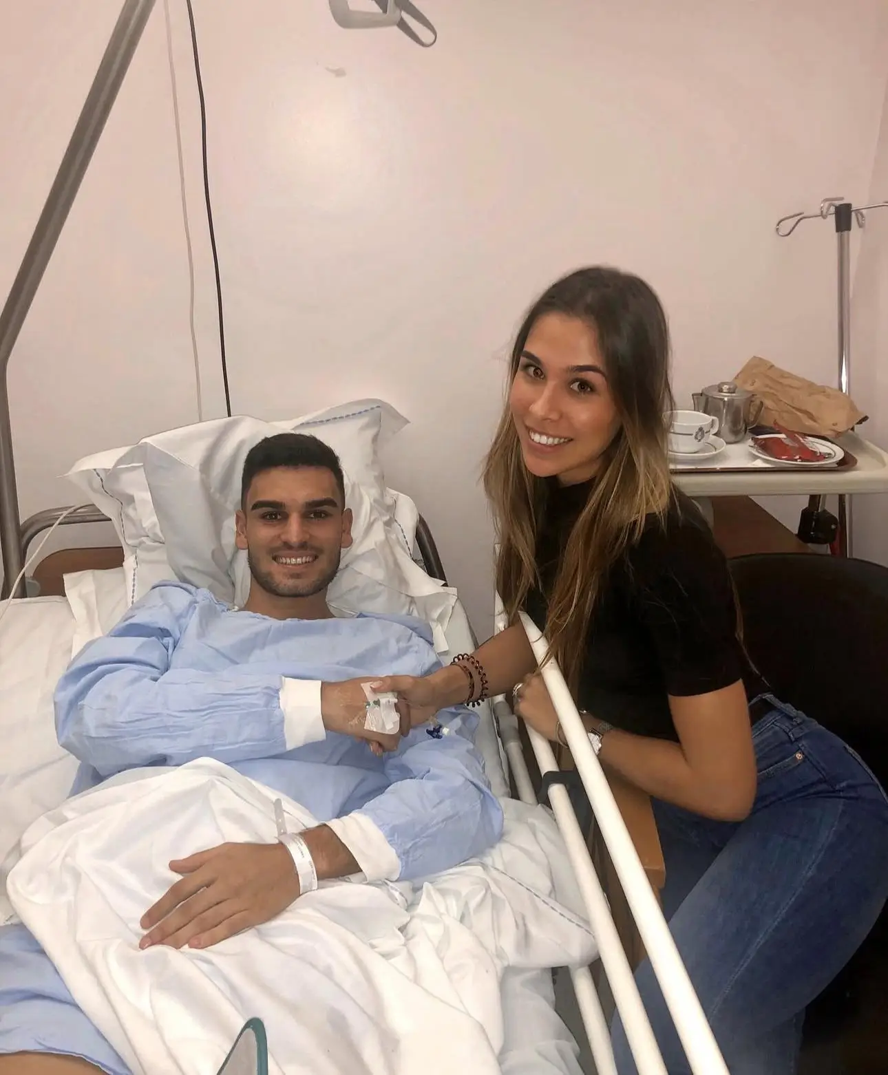 Na França, Rui lesionou-se num joelho e teve de ser operado. Na foto com a mulher, Inês
