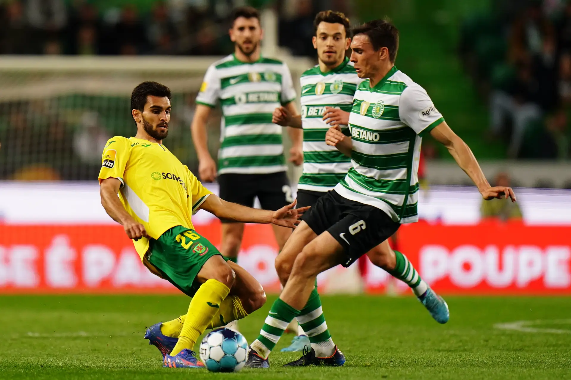 Rui (à esquerda), a disputar uma bola com Palhinha, do Sporting, em 2022