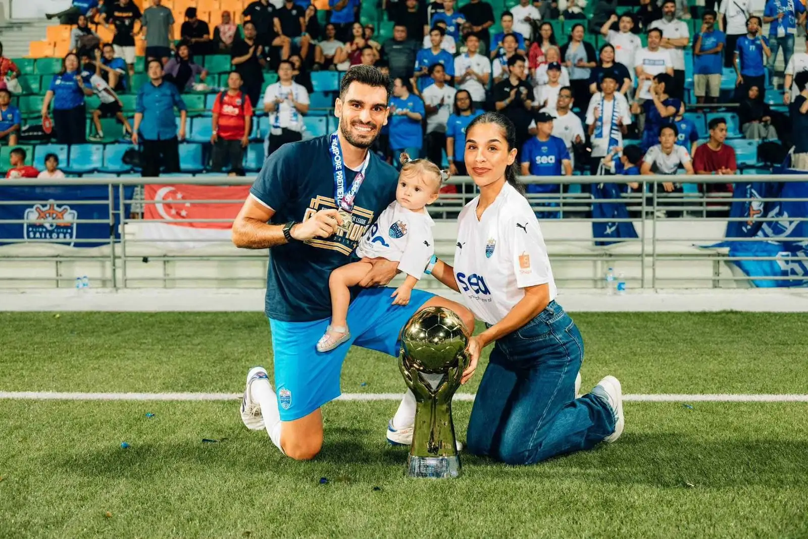 Na época 2024/25, Rui sagrou-se campeão de Singapura. Na foto com a mulher a filha e o troféu do campeonato