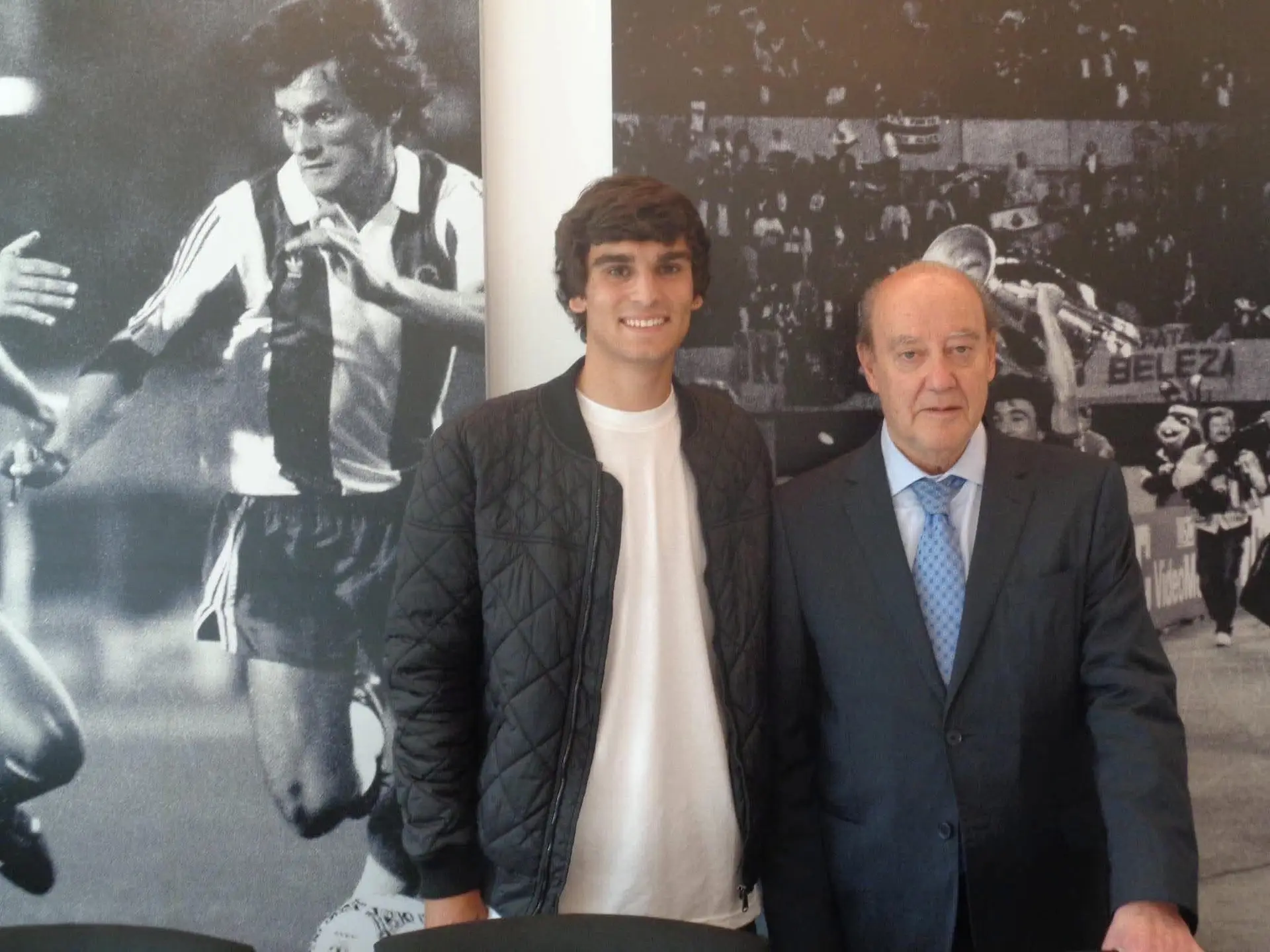 O jovem médio com Pinto da Costa, falecido presidente do FC Porto