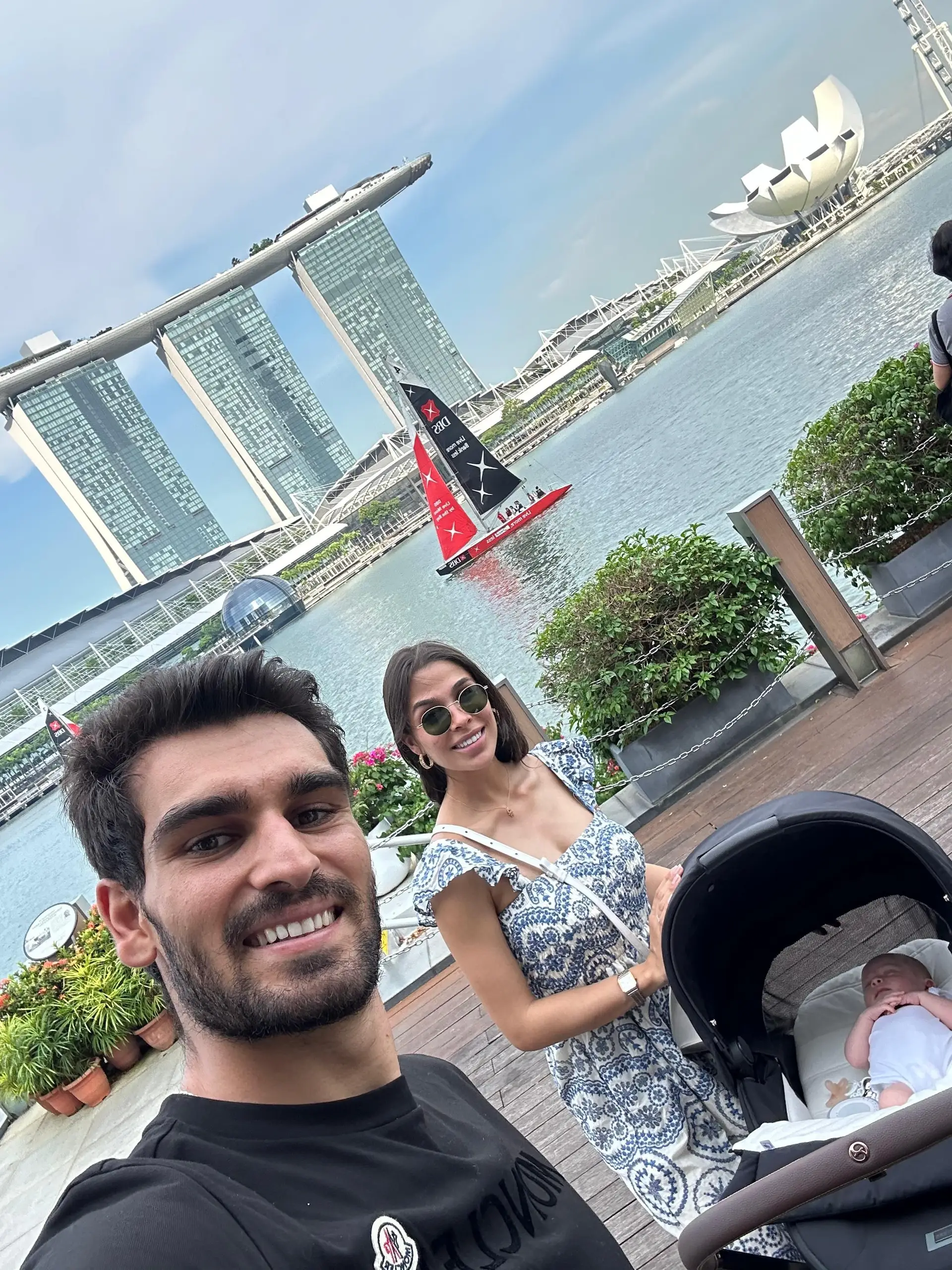 Com a mulher e filha em Singapura