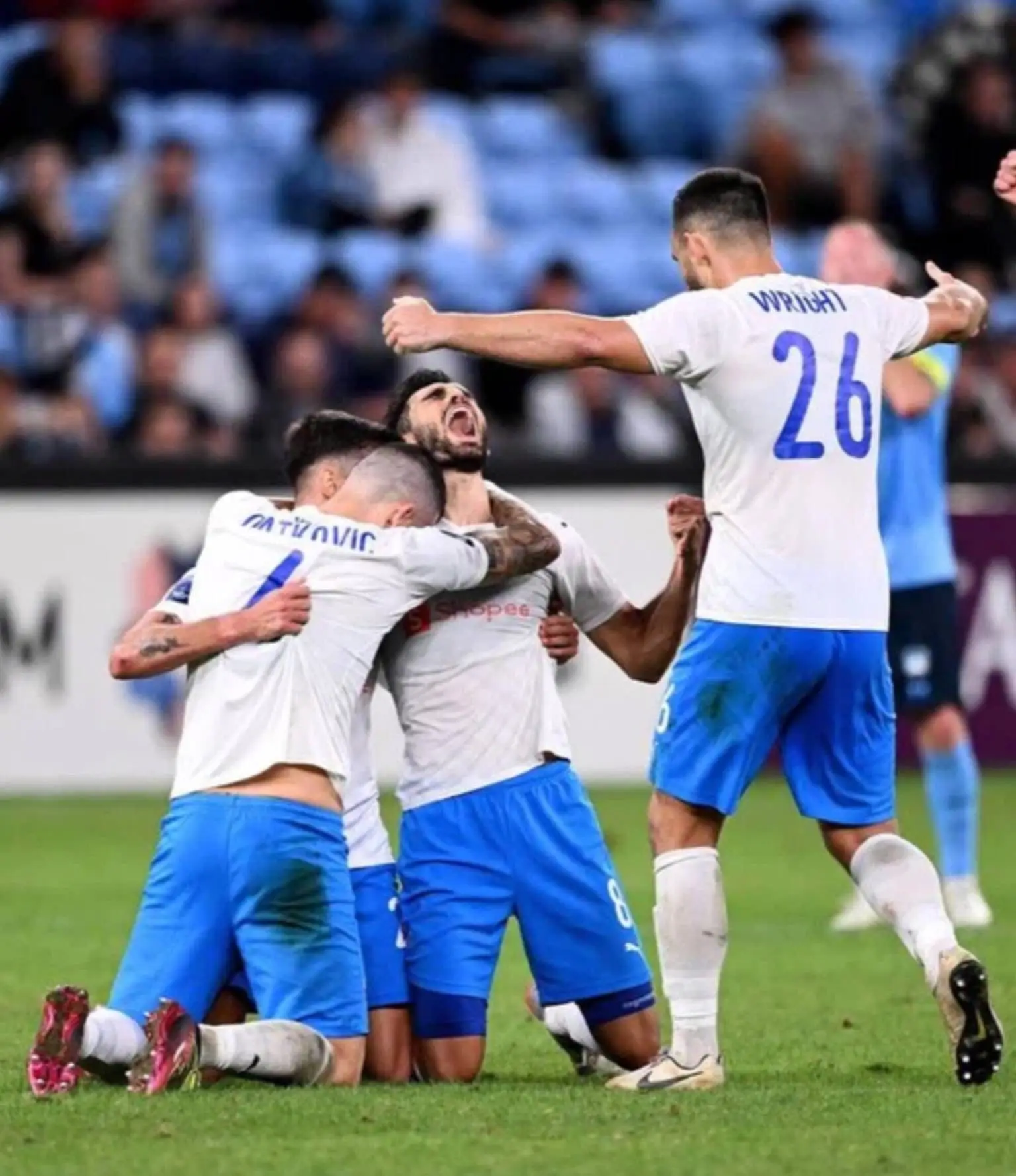 A festejar com colegas do Lion City Sailors o apuramento para a final da AFC Champions League Two