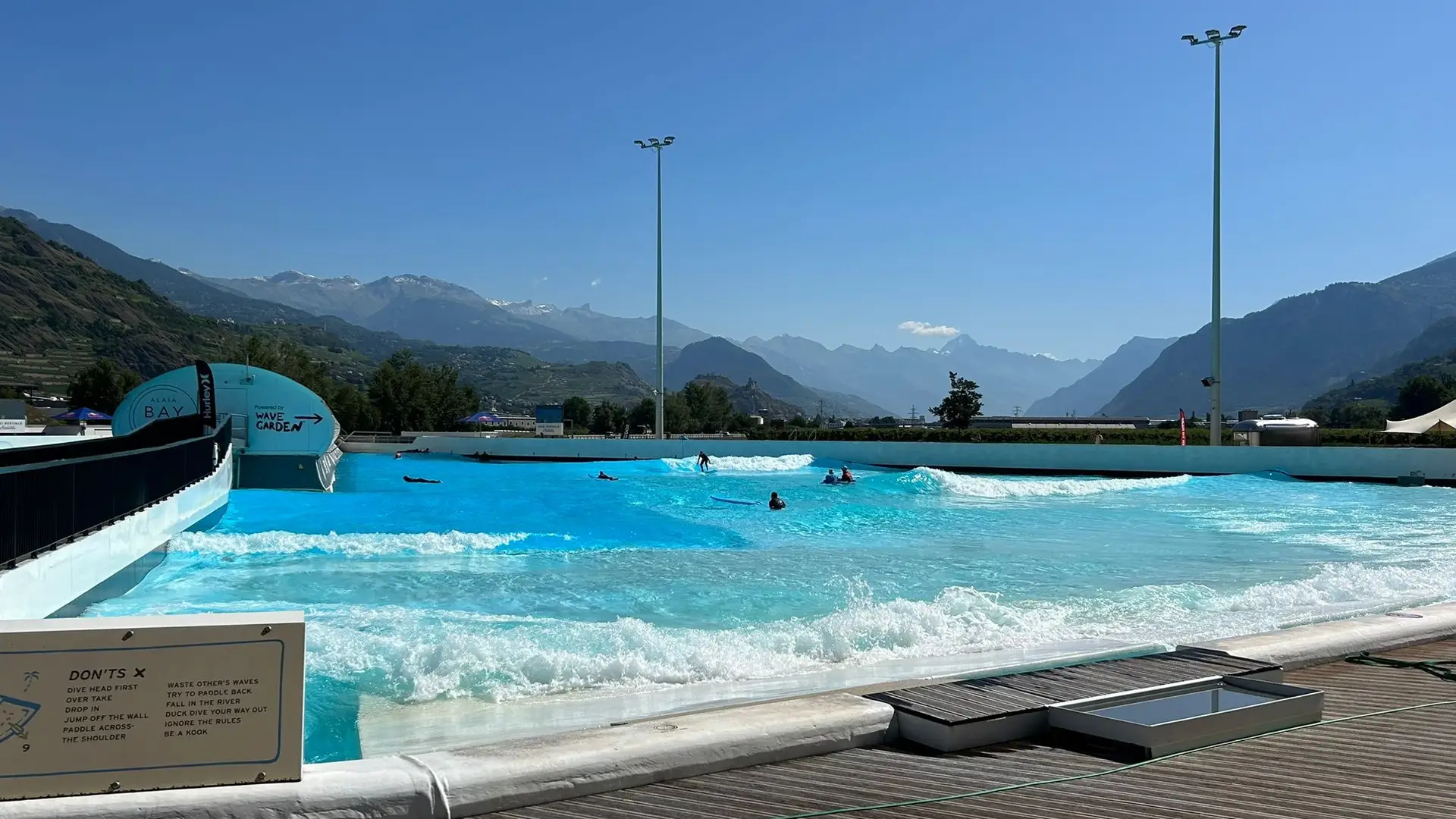 Com a força de 46 camiões a ajudar, é possível fazer surf no meio dos Alpes, a 400 km da praia mais próxima