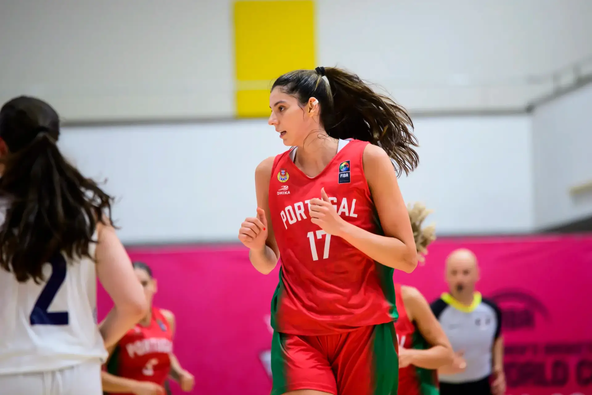 “Calma”, “ler o jogo” e “ser feliz” são as premissas de Clara Silva, a gigante portuguesa a brilhar no Mundial sub-19 que tem a WNBA na mira