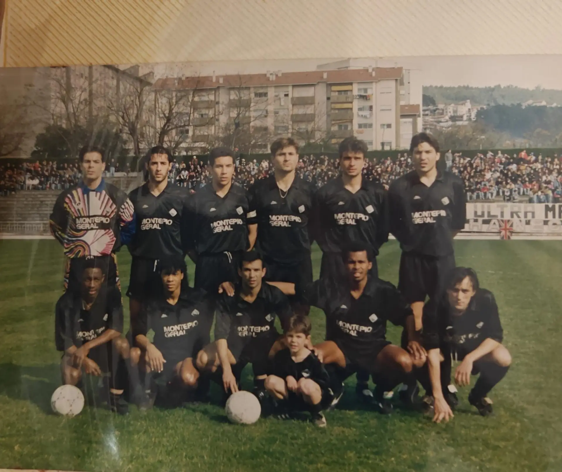 Paredão (3º atrás a partir da direita) no seu primeiro jogo pela Académica
