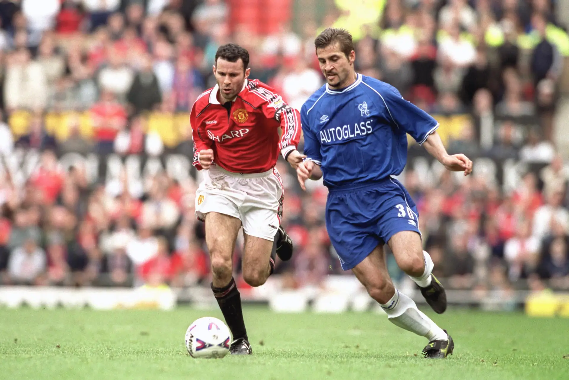 Ryan Giggs, do Manchester United, pressionado por Paredão do Chelsea