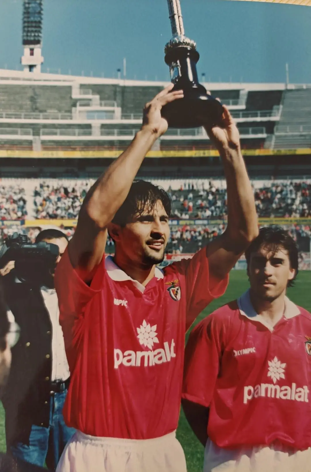 Paredão com a Taça de Portugal conquistada pelo Benfica em 1996