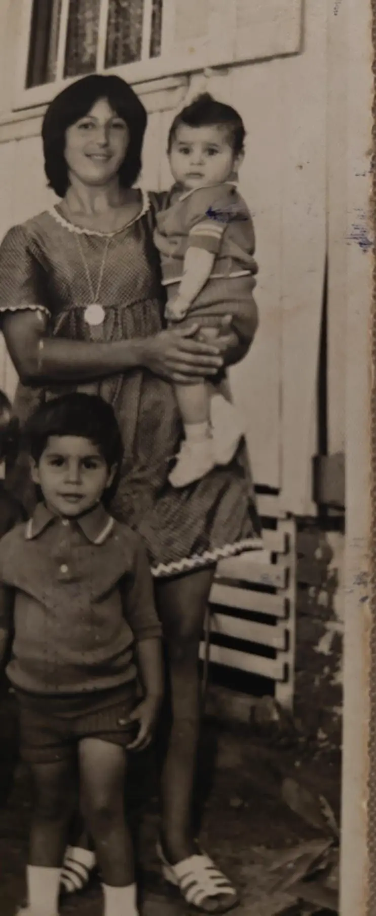 Paredão ao colo da mãe e o irmão 