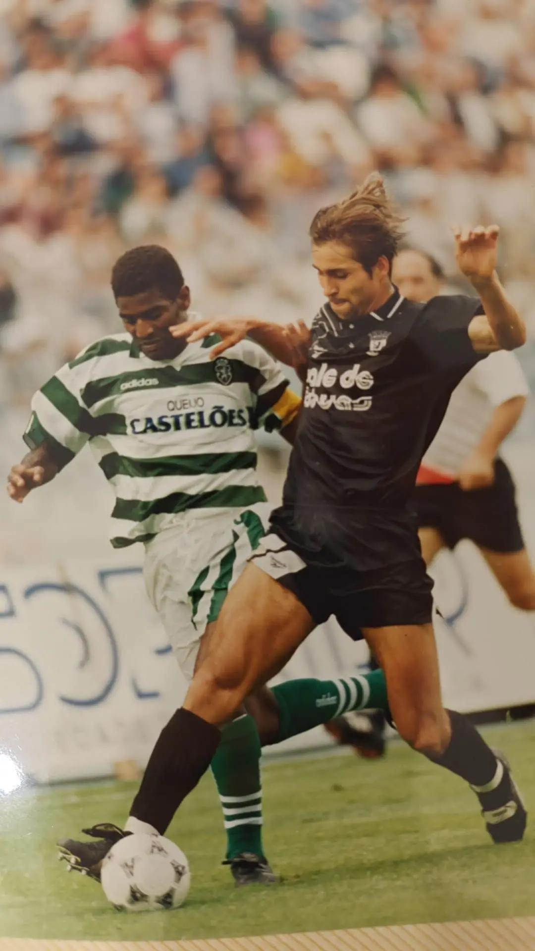O central a roubar a bola a Oceano, num Sporting-Tirsense