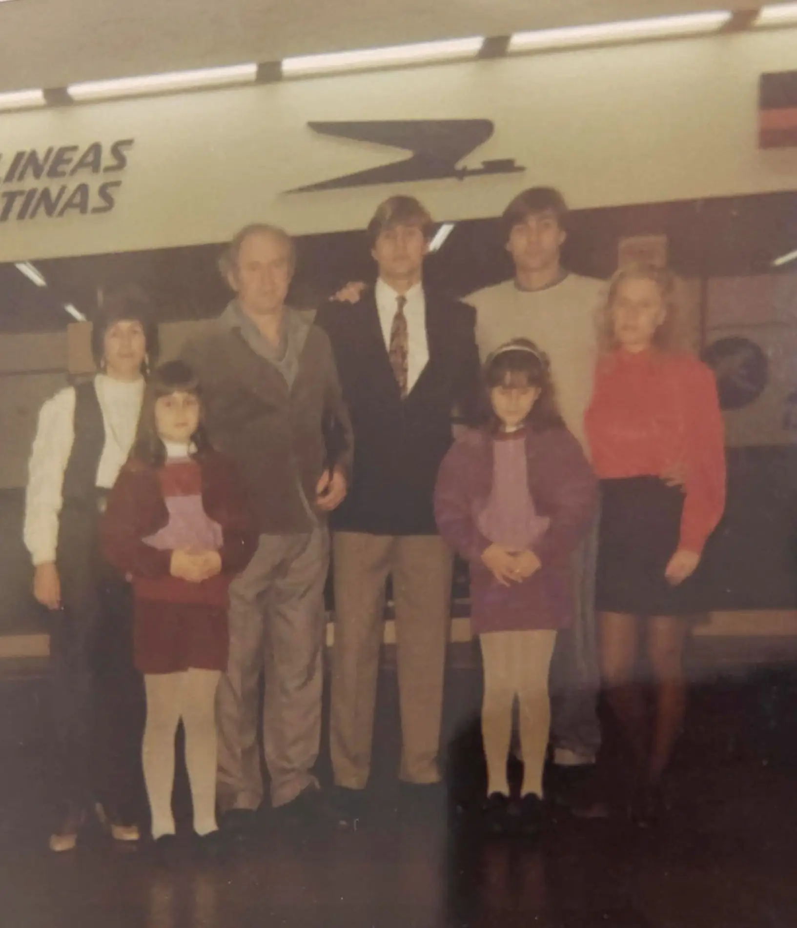 Paredão (no centro) com a família no dia em que veio a Portugal pela primeira vez 
