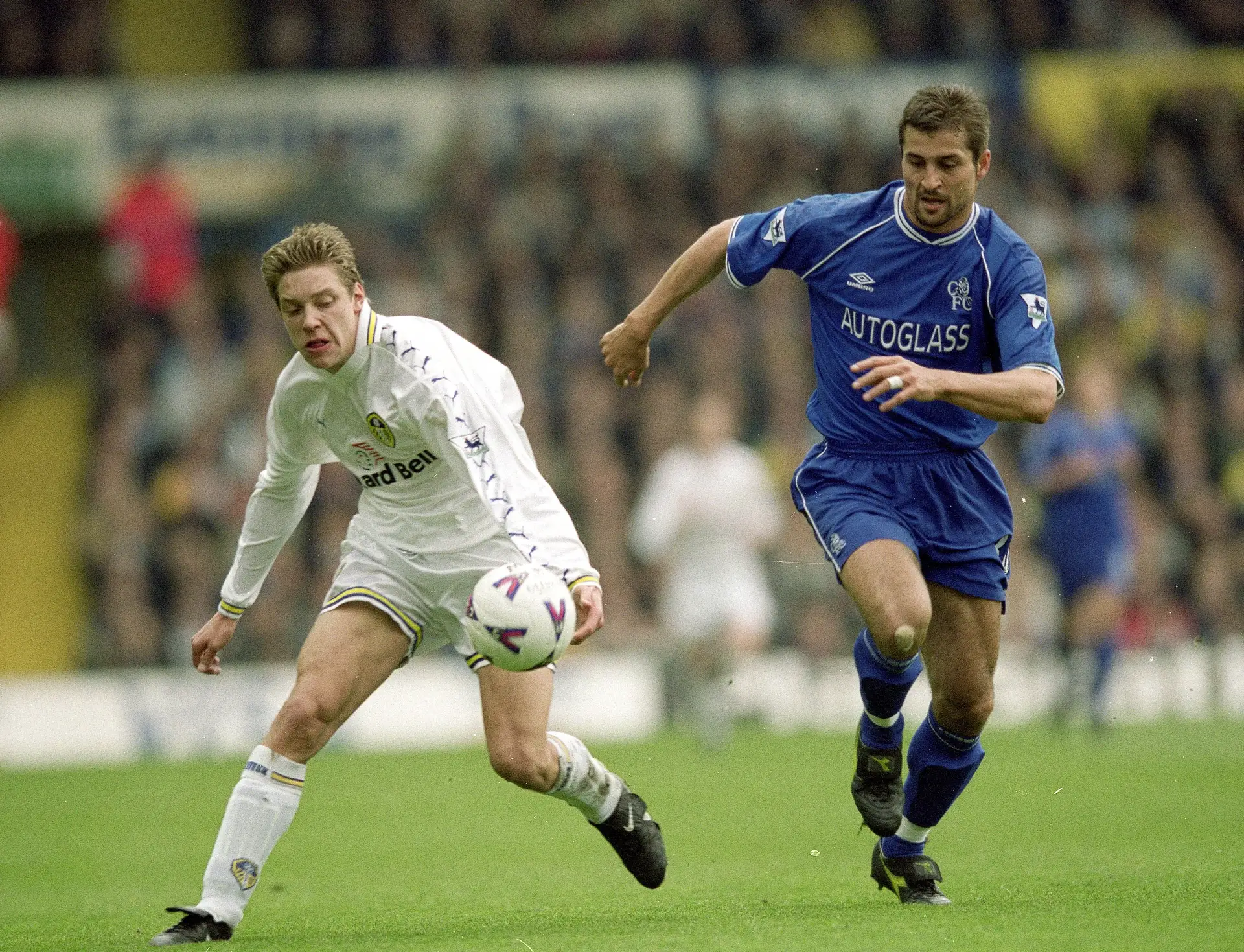 O central brasileiro (à direita) já com jogador do Chelsea, a fugir de Alam Smith do Leeds United