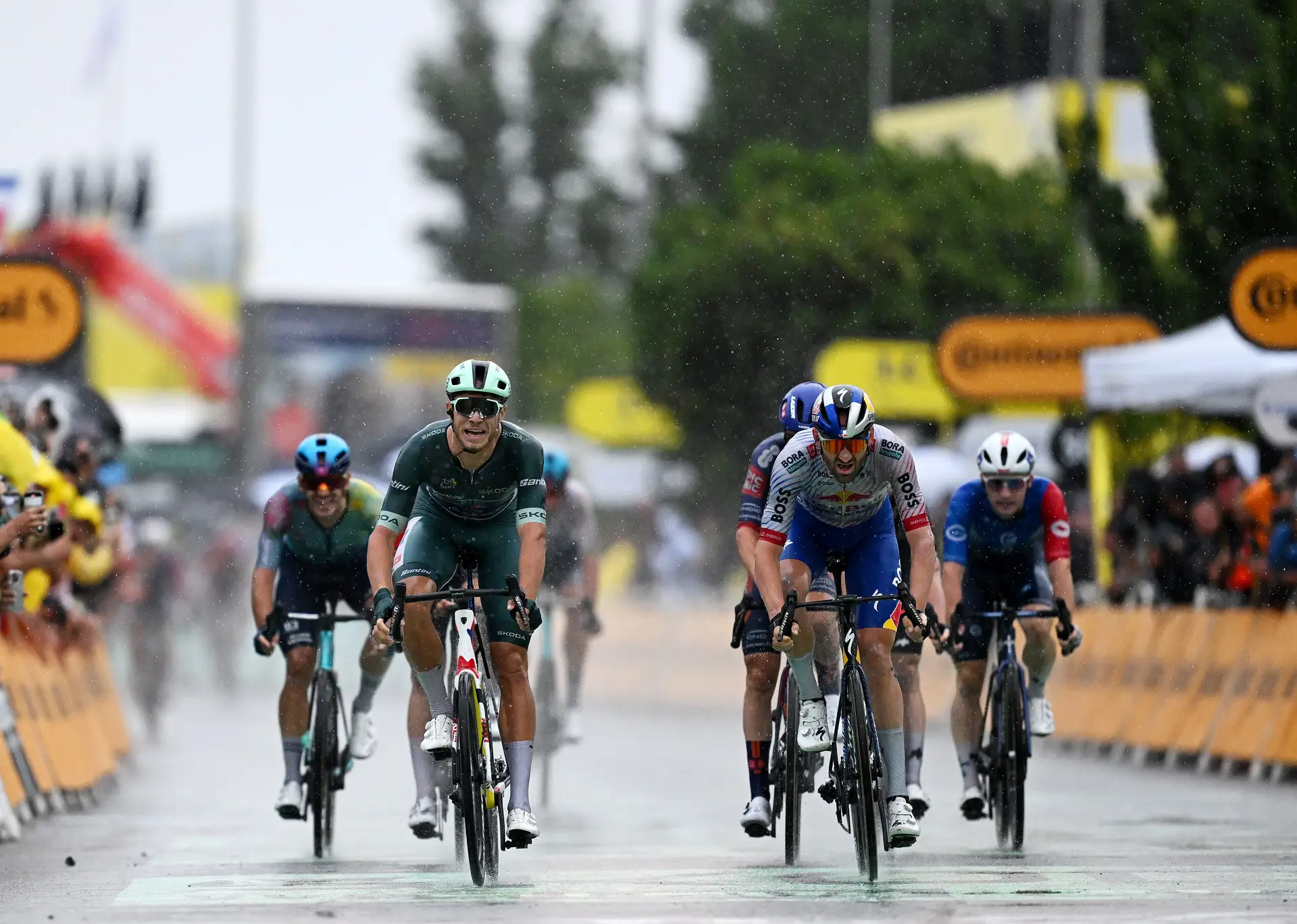 Jonathan Milan bisa entre a chuva antes do regresso da montanha ao Tour de France