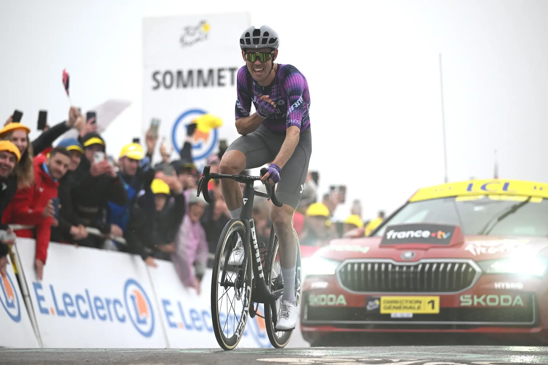 Ben O'Connor ganha entre a bruma na etapa rainha em que ninguém contestou Pogačar, o rei do Tour de France