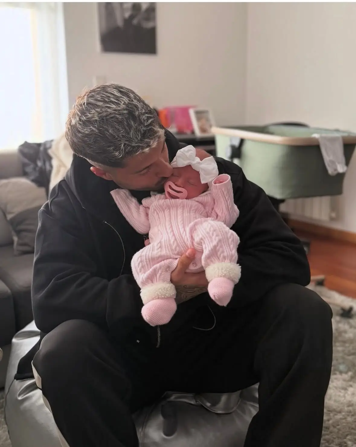 Com a filha recém nascida