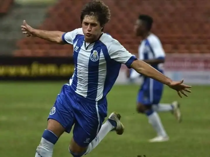 Aos 14 anos, o avançado concretizou o sonho de jogar no FC Porto, onde fez a formação