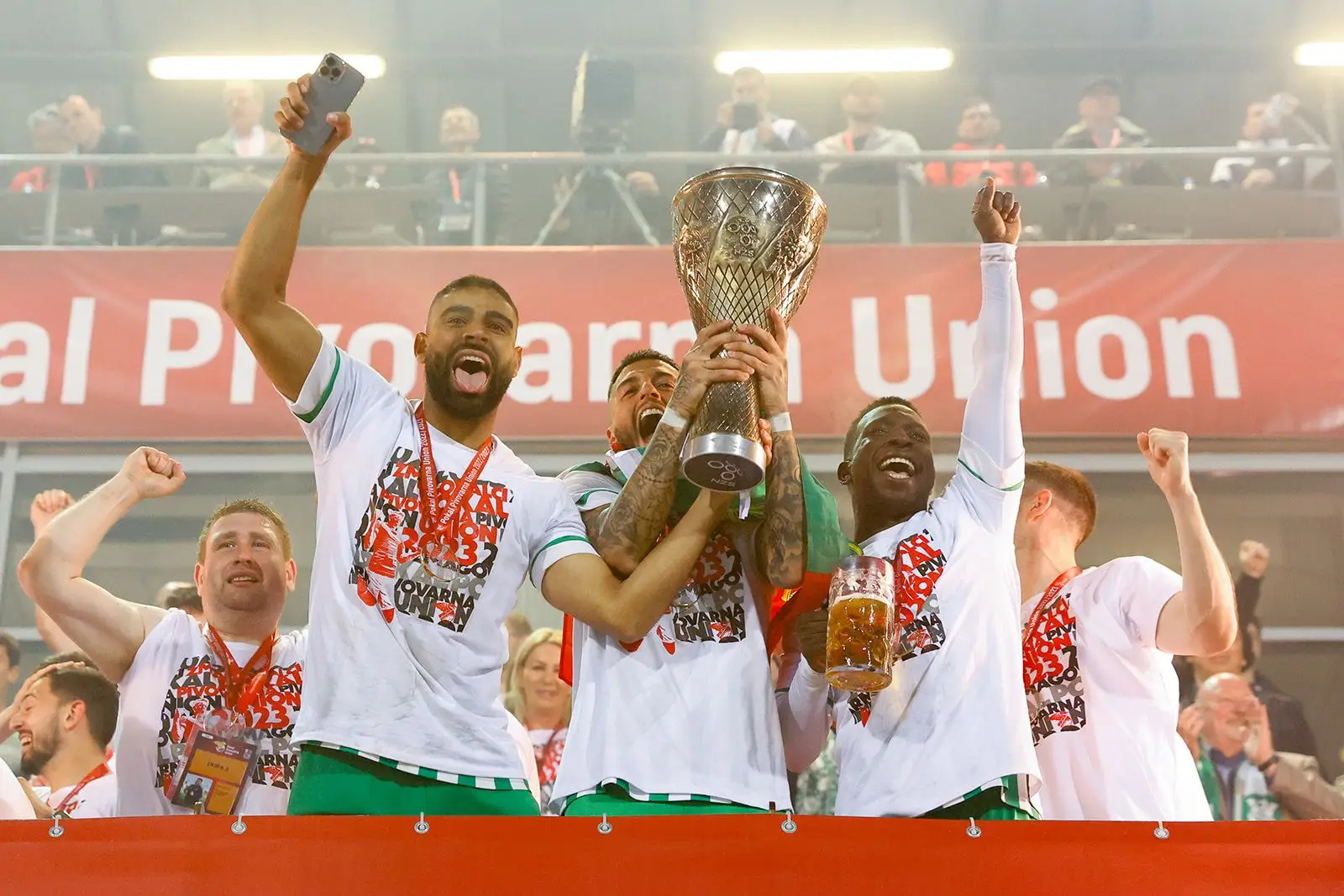 Rui Pedro segura na Taça do campeonato conquistado em 2022/23, pelo Olimpija Ljubljana