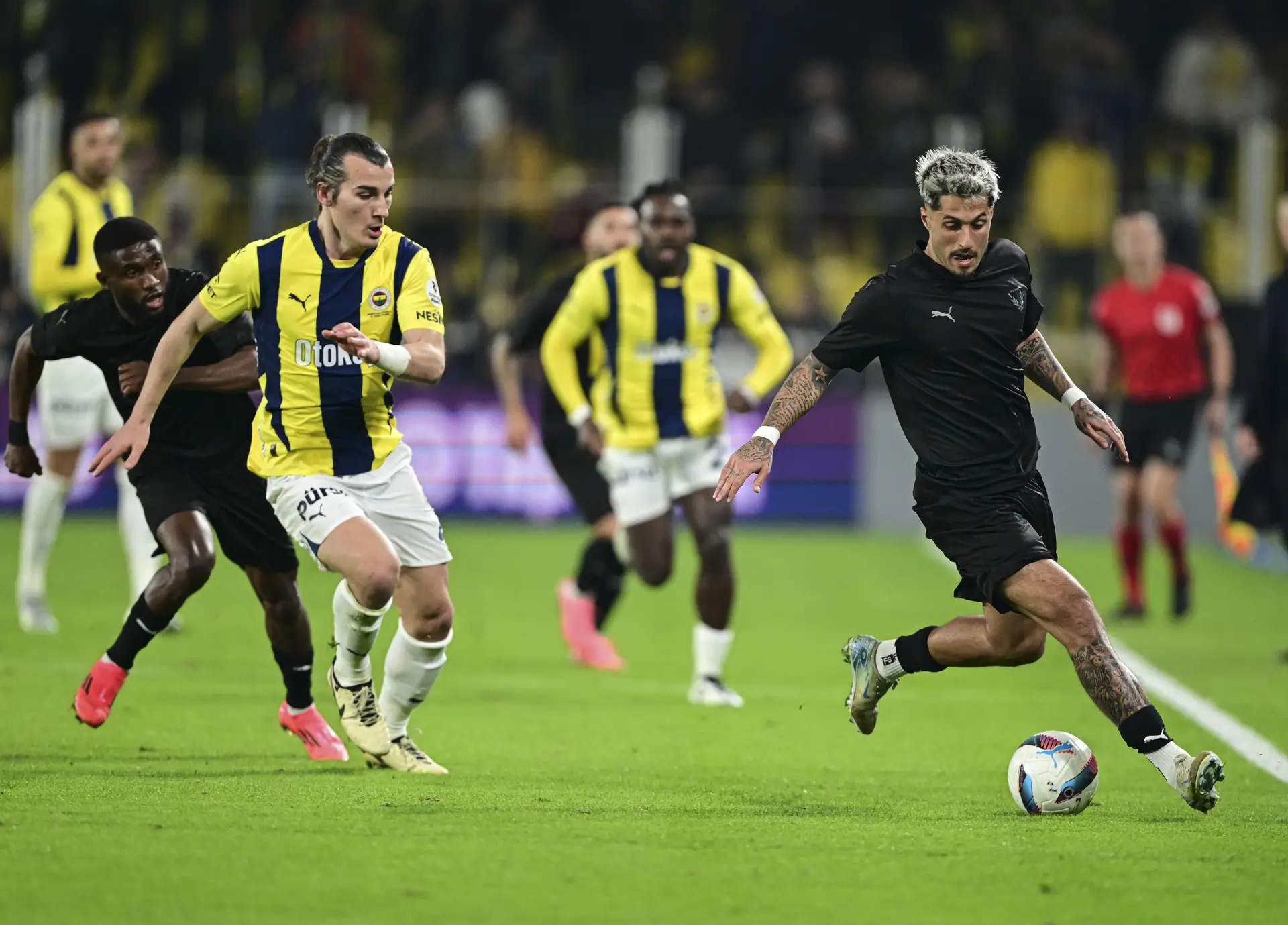 O avançado (à direita) a fugir de Caglar Soyuncu do Fenerbahce