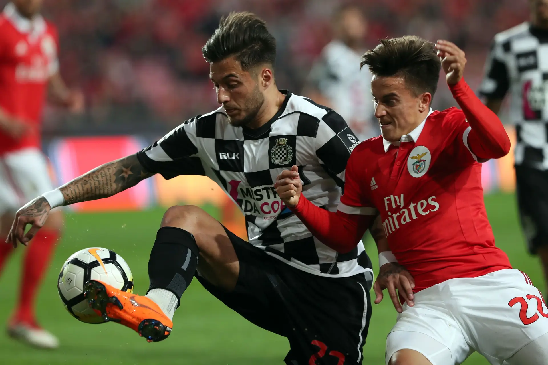 Rui Pedro (à esquerda) em luta com o argentino Franco Cervi, do Benfica, em 2018